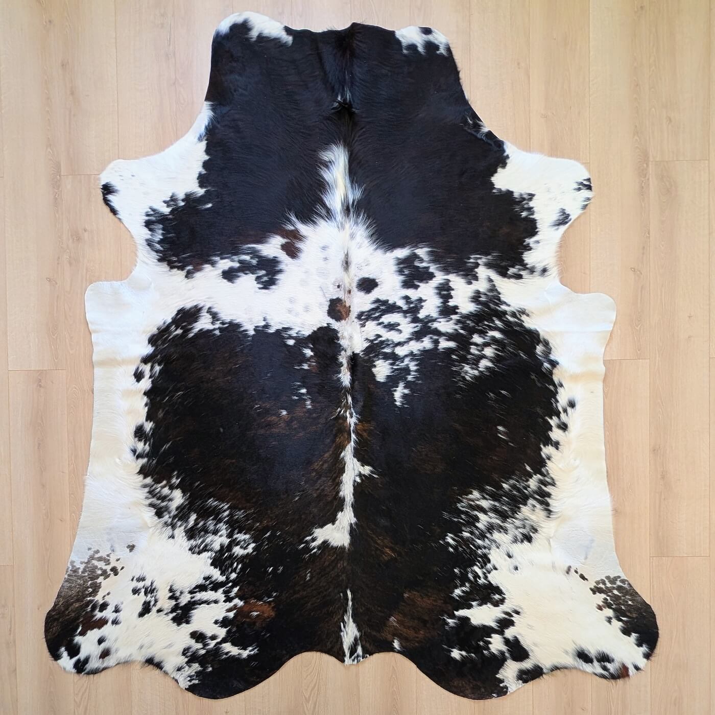 covor din piele naturala de vaca tricolora mbch476