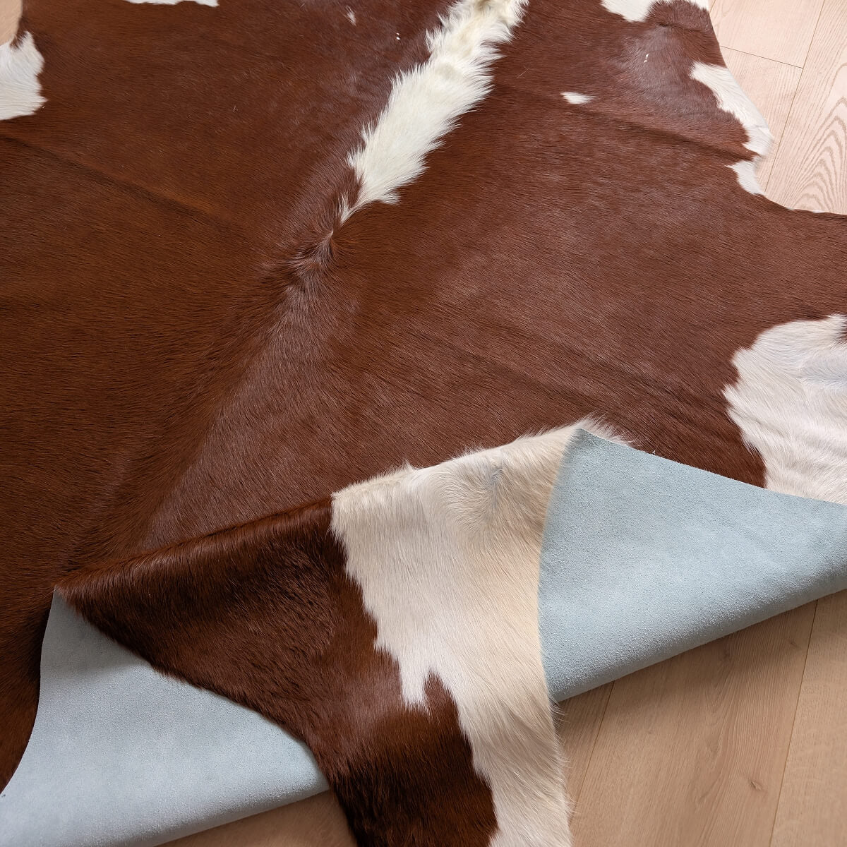 covor din piele naturala de vaca in culori maro cu alb verso, mango+bloom