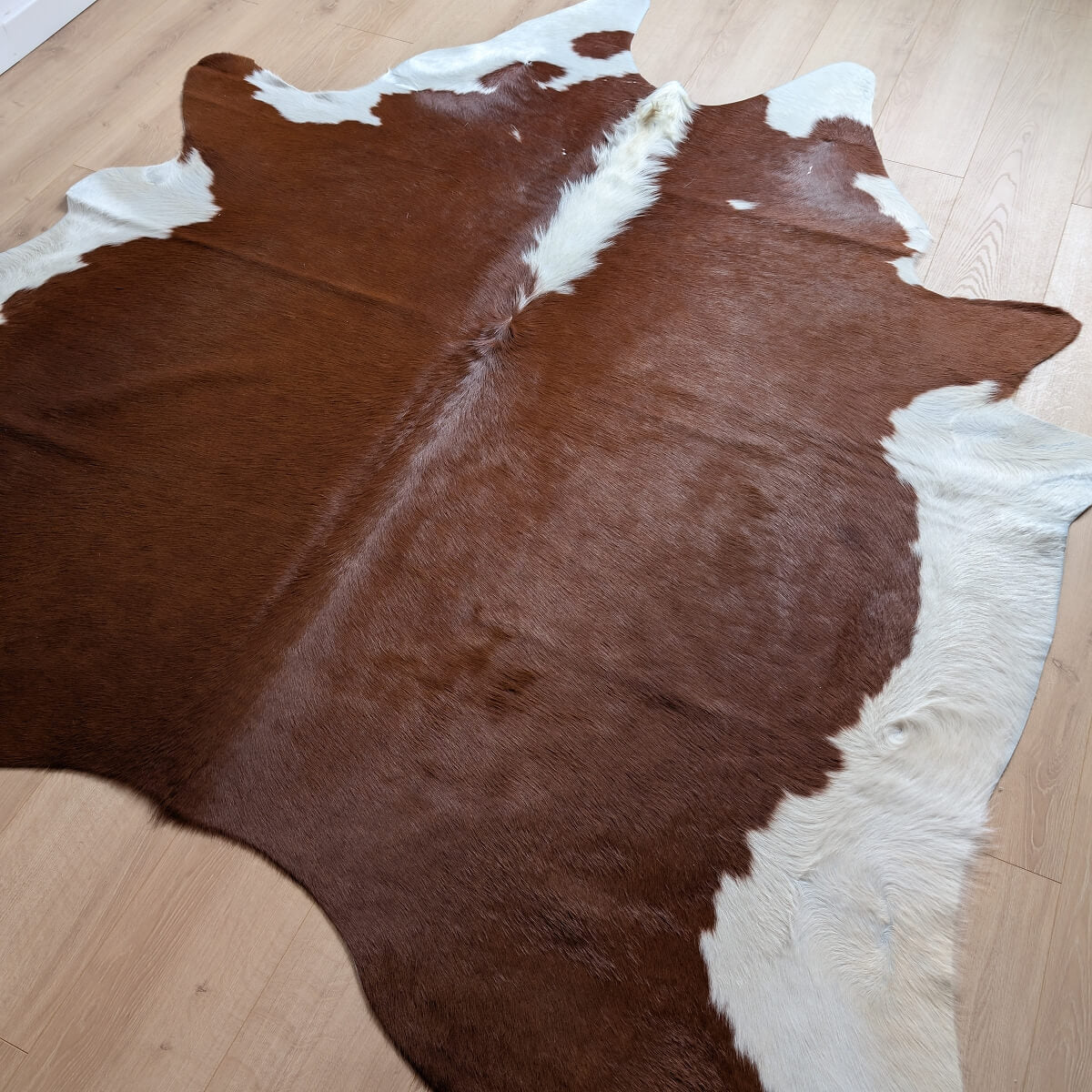 covor din piele naturala de vaca in culori maro cu alb pentru living, mango+bloom