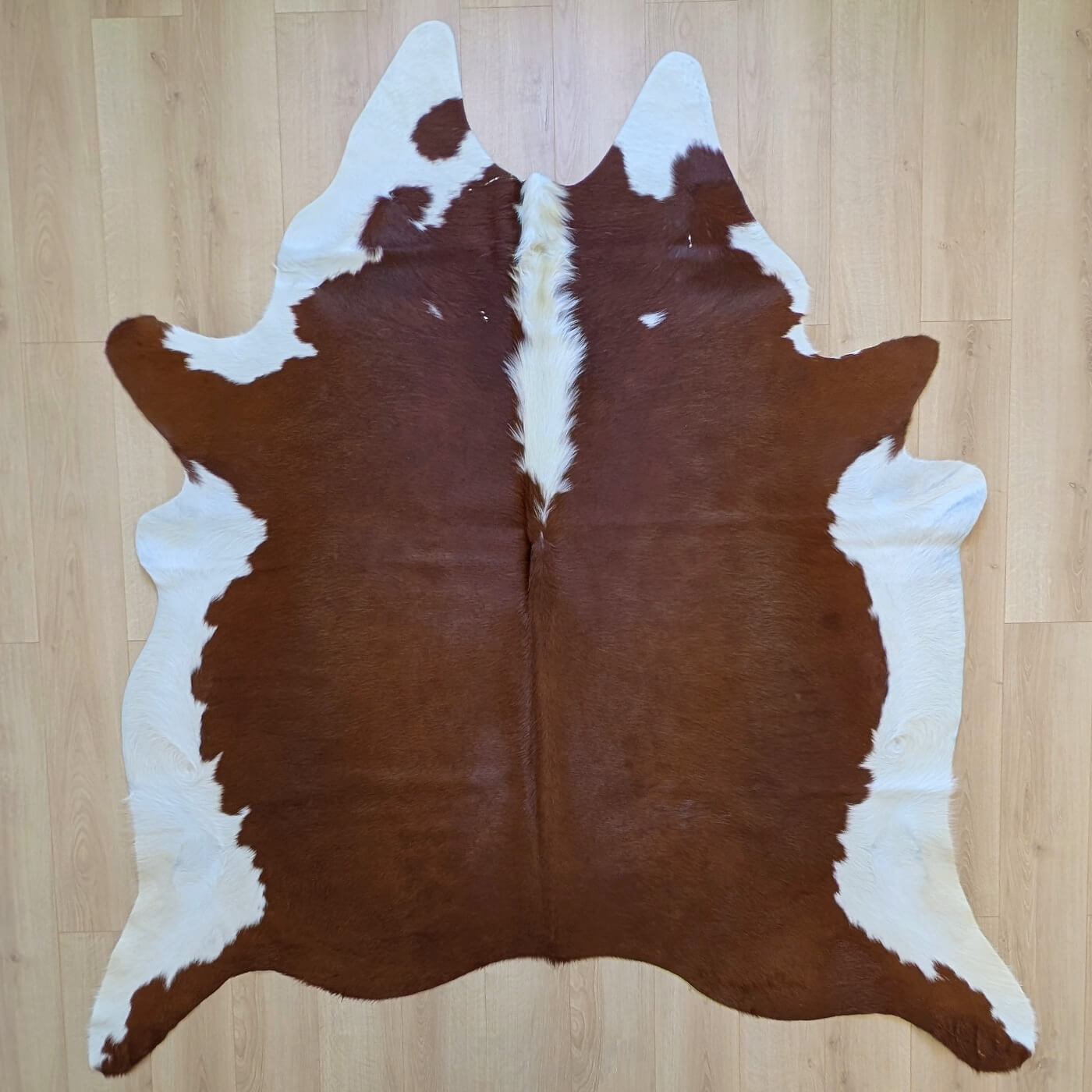 covor din piele naturala de vaca in culori maro cu alb mbch477