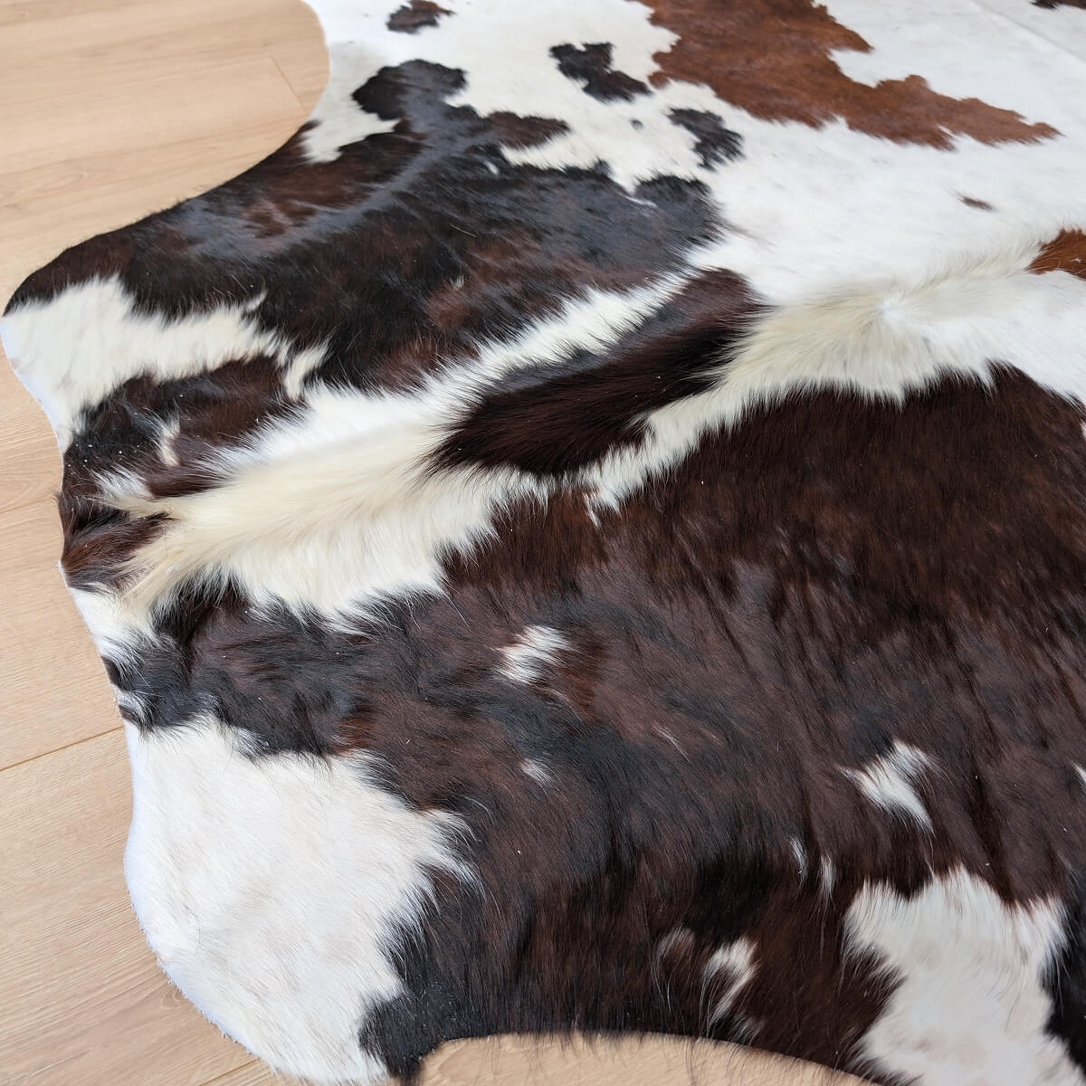 covor piele naturala de vaca alb cu pete maro cu fir lung si des, mango+bloom