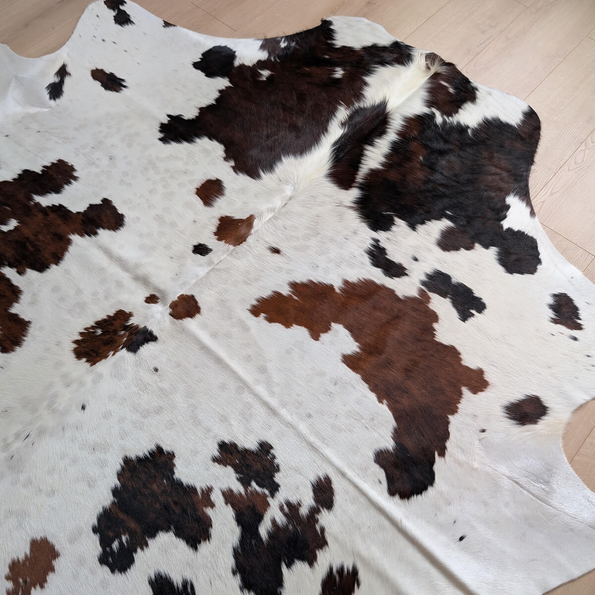covor piele naturala de vaca predominant alb cu pete maro, mango+bloom