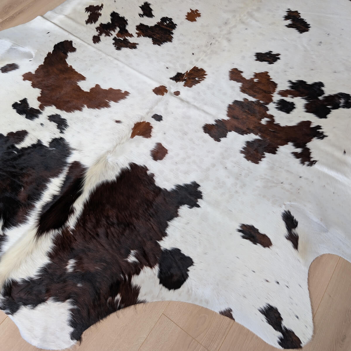 covor piele naturala de vaca alb cu pete maro cu forme asimetrice, mango+bloom