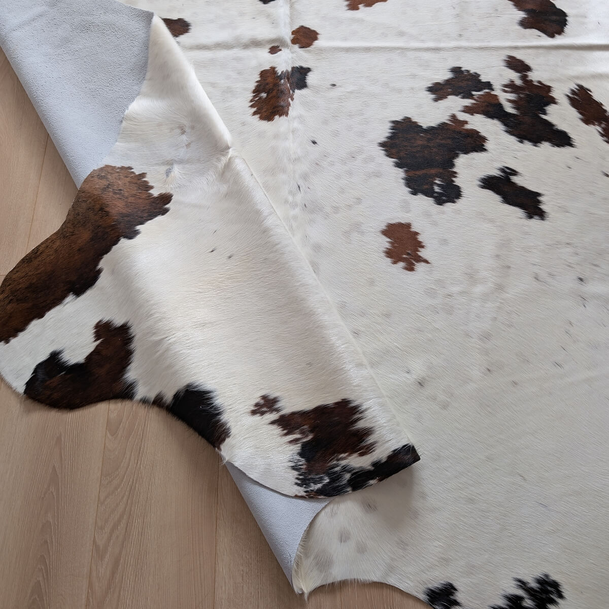covor piele naturala de vaca alb cu pete maro verso, mango+bloom