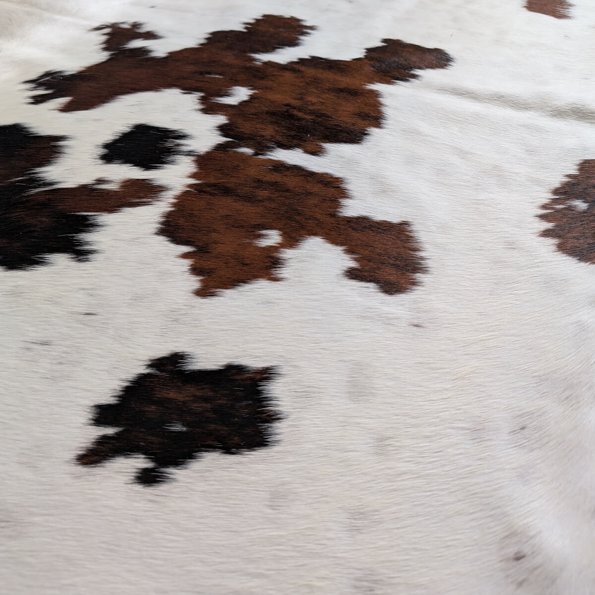 covor premium din piele naturala de vaca alb cu pete maro, mango+bloom