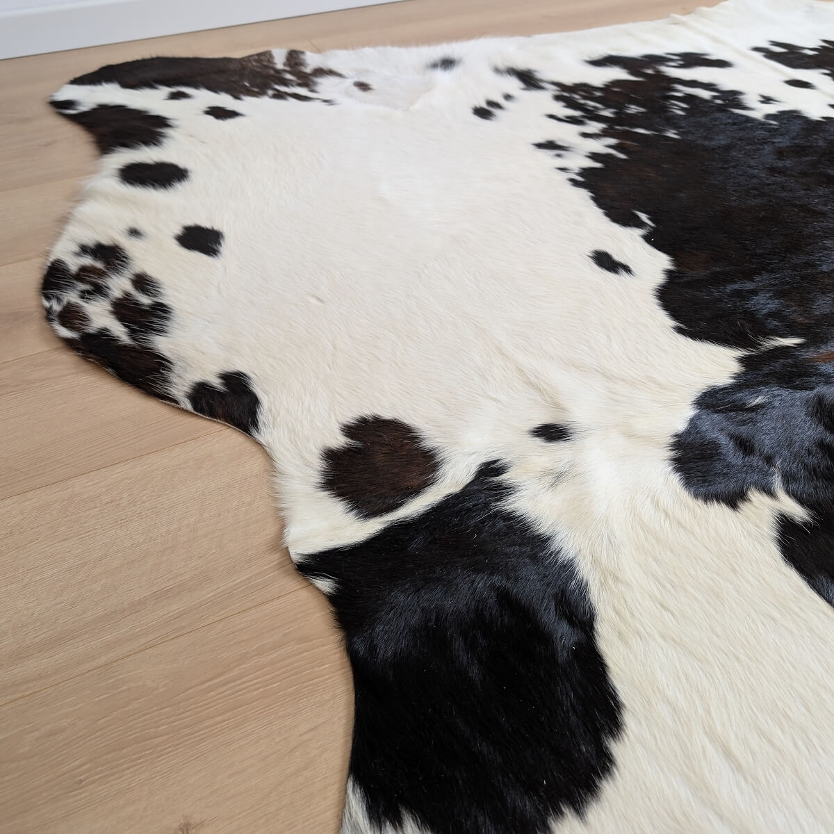 covor premium din piele naturala de vaca alb cu negru cu forma asimetrica, mango+bloom