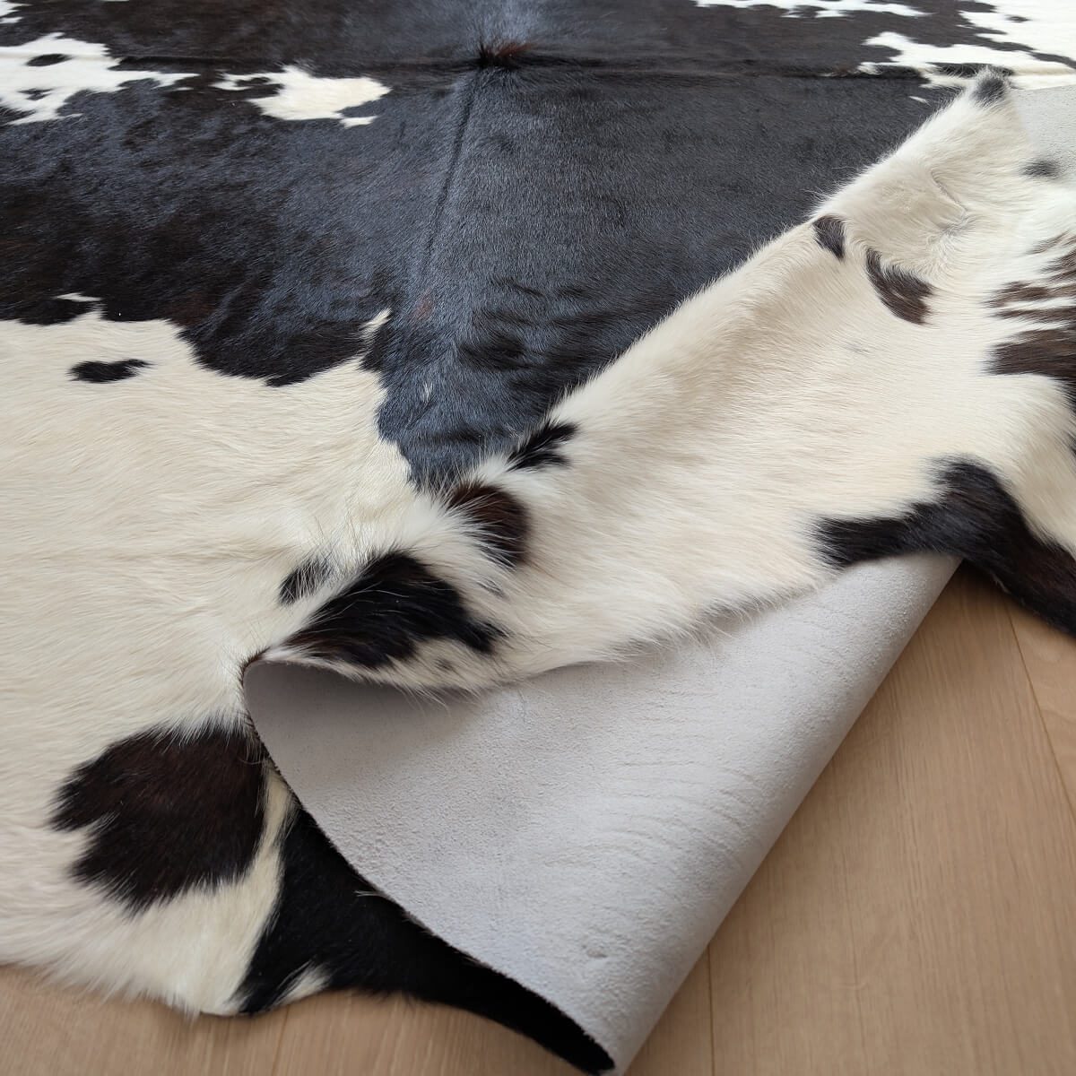 covor premium dutch din piele naturala de vaca alb cu negru verso, mango+bloom