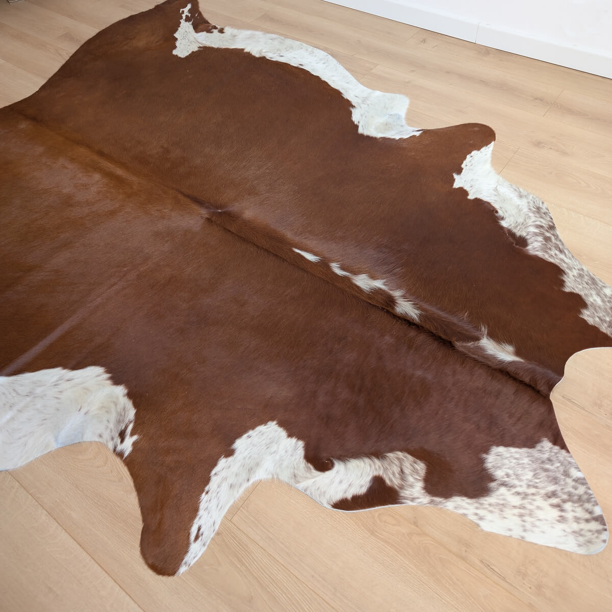 covor din piele naturala de vaca maro cu alb pe parchet, mango+bloom