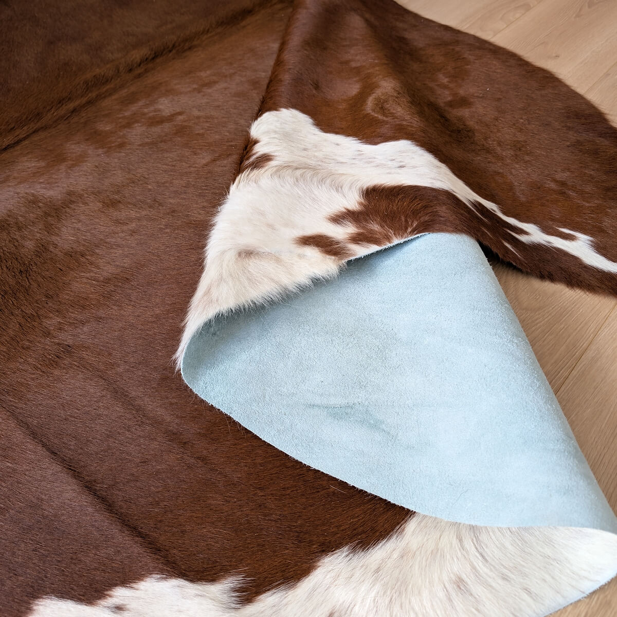 covor din piele naturala de vaca maro cu alb verso, mango+bloom