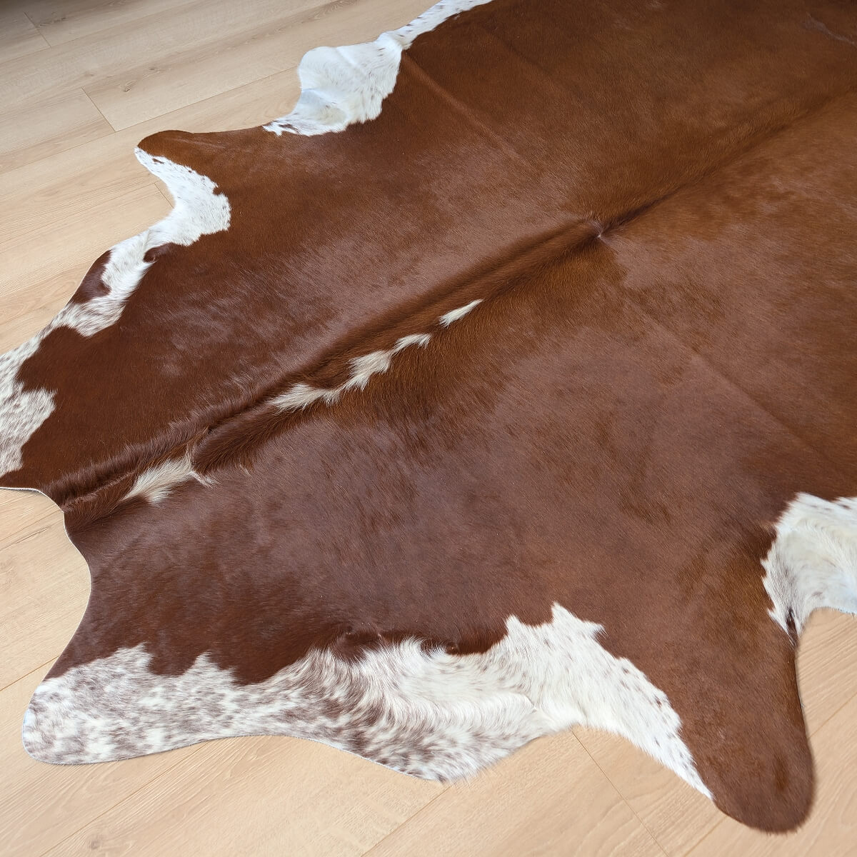 covor din piele naturala de vaca maro cu alb de dimensiuni medii, mango+bloom