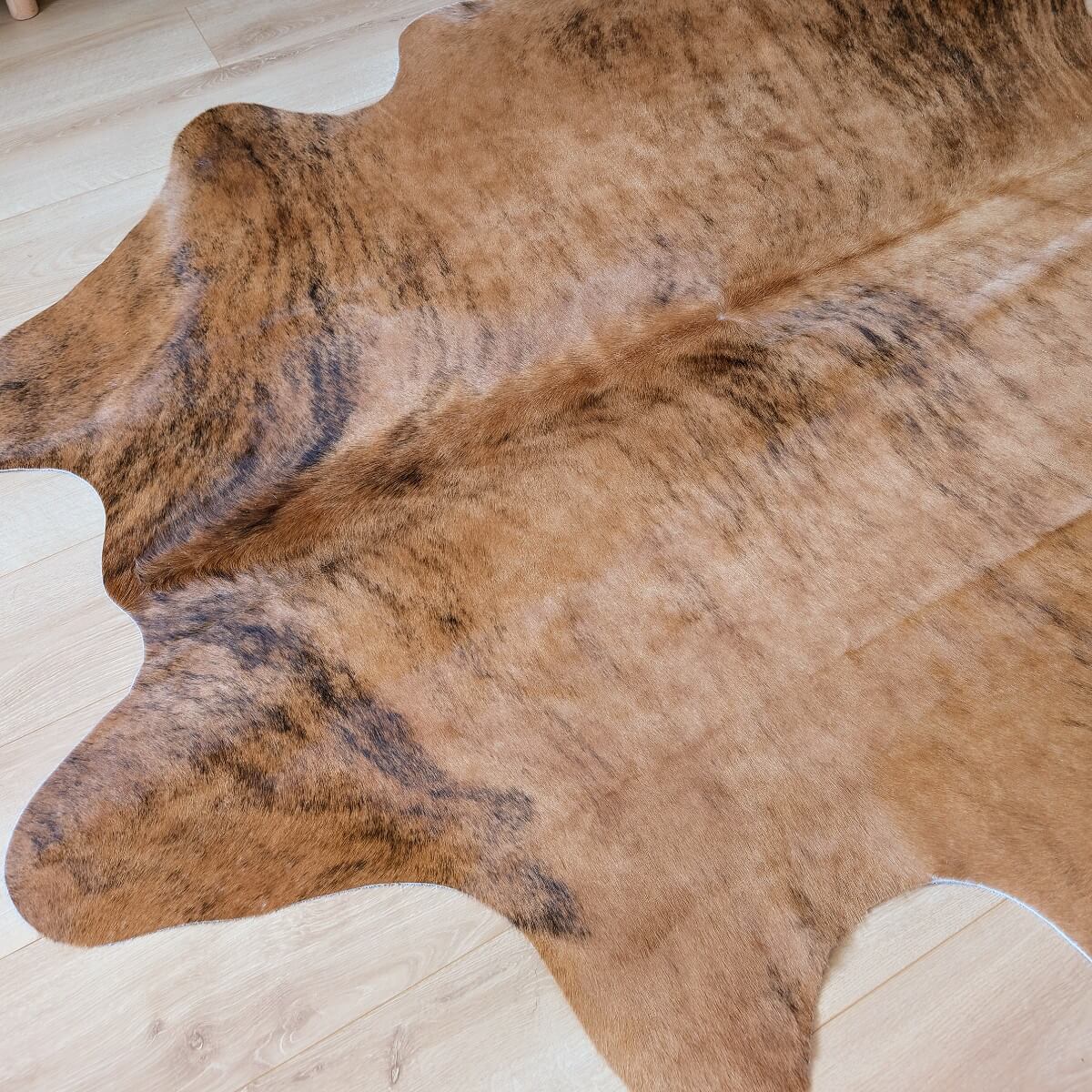 covor din piele de vaca de dimensiuni mici cu desen maro exotic mbch483 cu forma asimetrica, mango+bloom