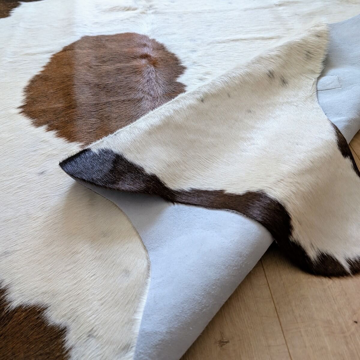 covor din piele naturala de vaca alb cu pete maro mbch485 cu verso piele intoarsa, mango+bloom