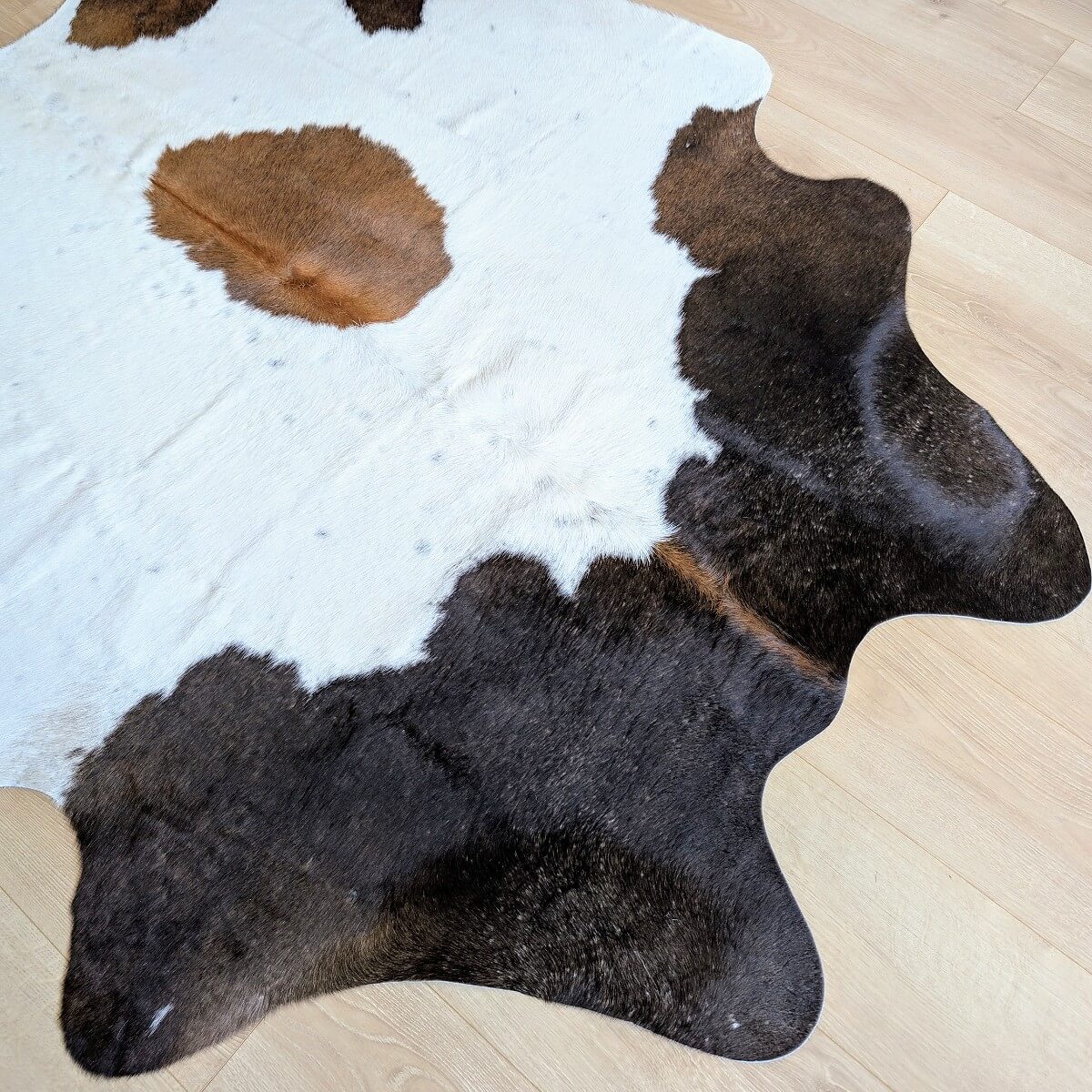 covor din piele naturala de vaca alb cu pete maro cu forma asimetrica mbch485, mango+bloom