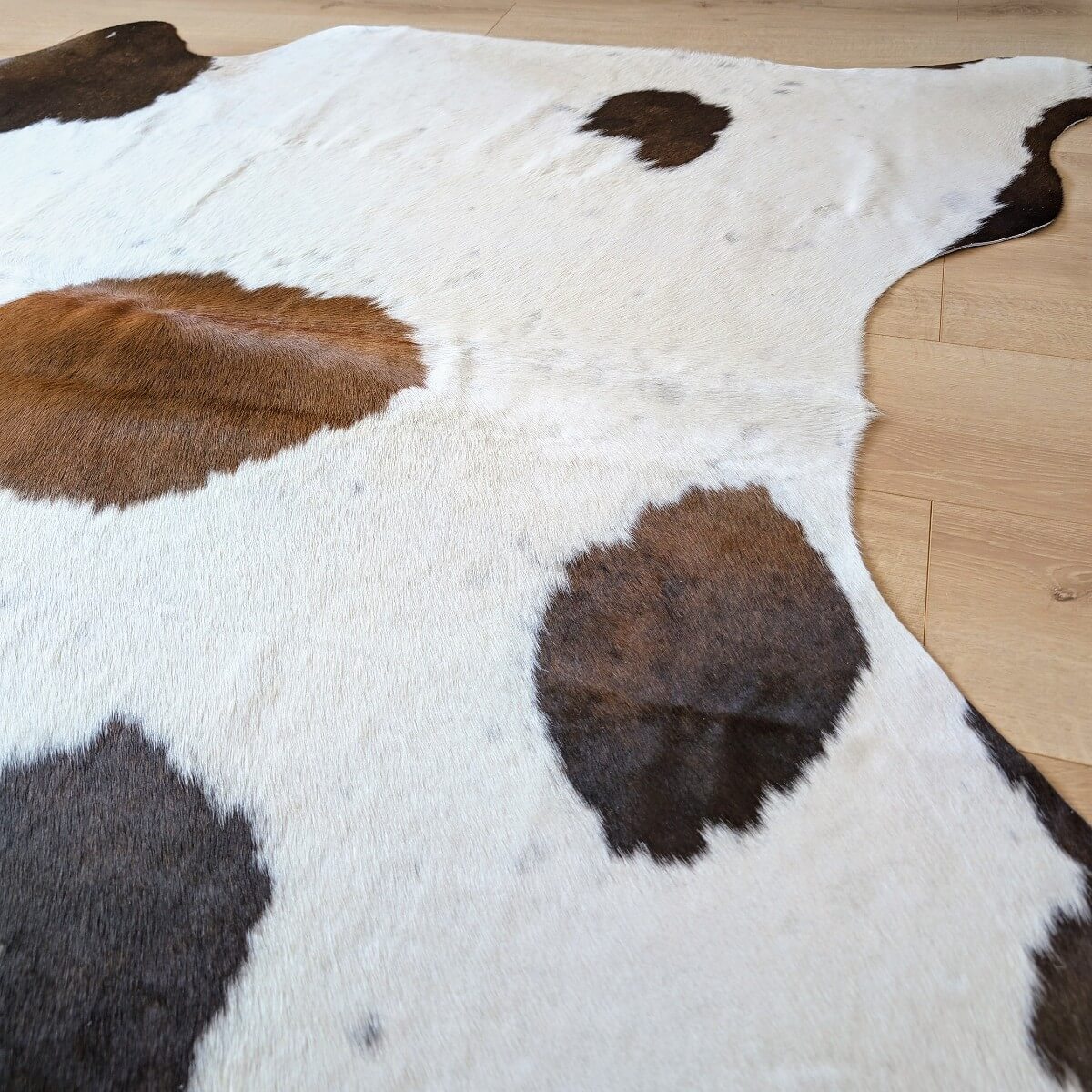 covor din piele naturala de vaca alb cu pete mari in nuante de maro mbch485, mango+bloom