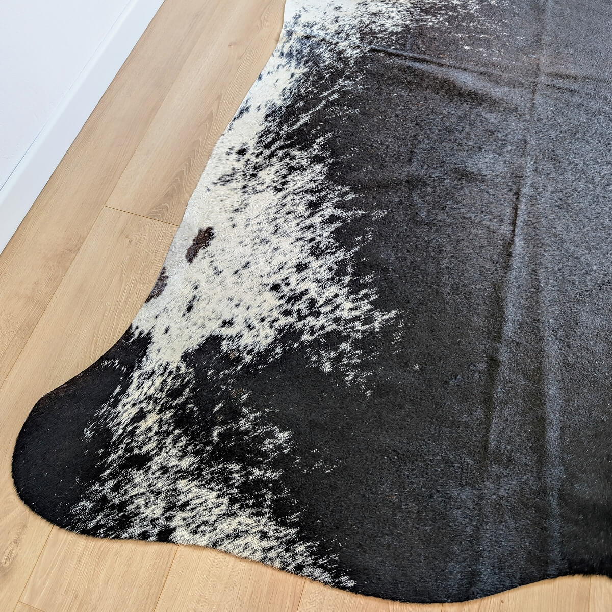 covor din piele de vaca negru pestrit mbch491 cu margini albe, mango+bloom