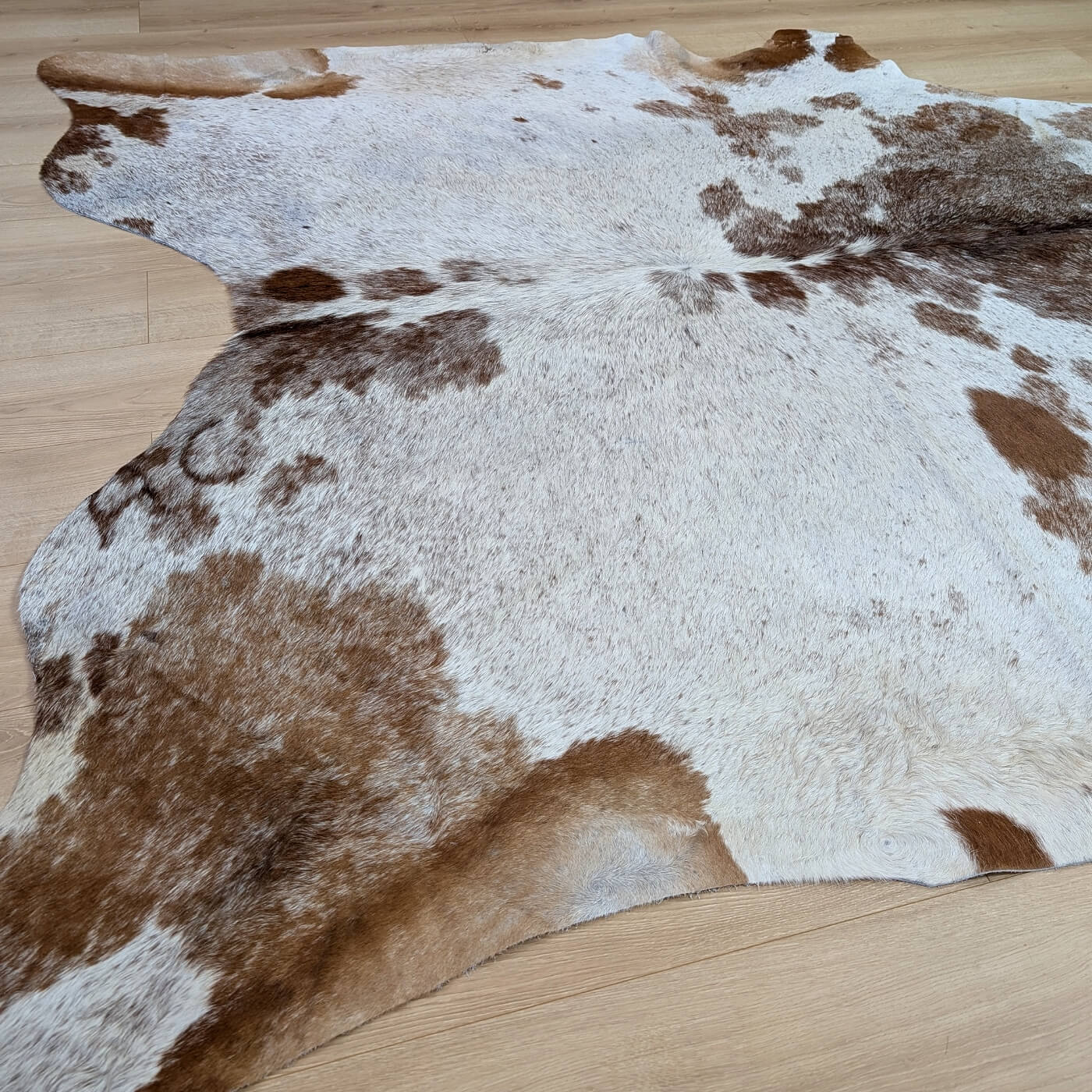 covor din piele de vaca mbch541 pestrit maro cu alb