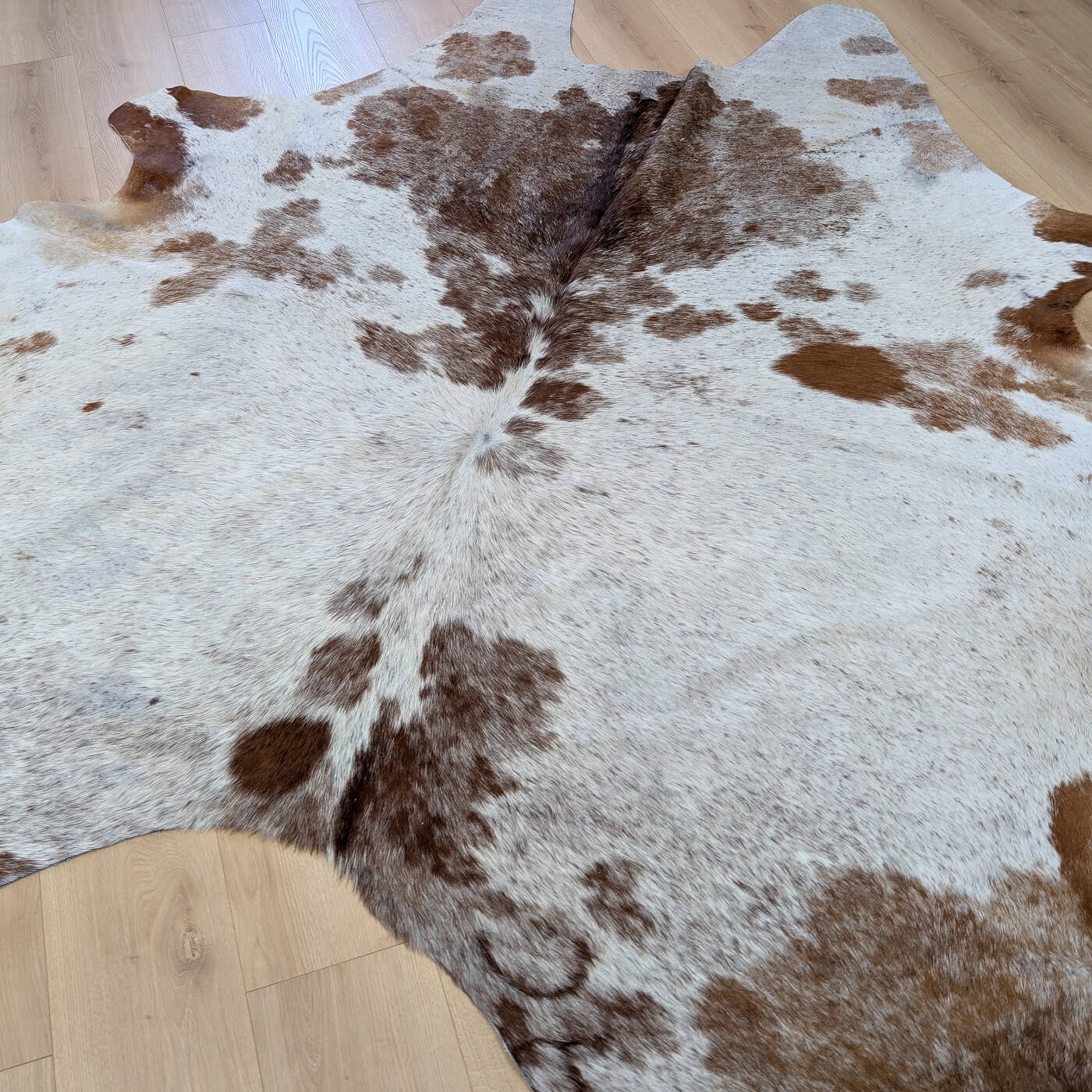 covor din piele naturala de vaca mbch541 maro cu alb
