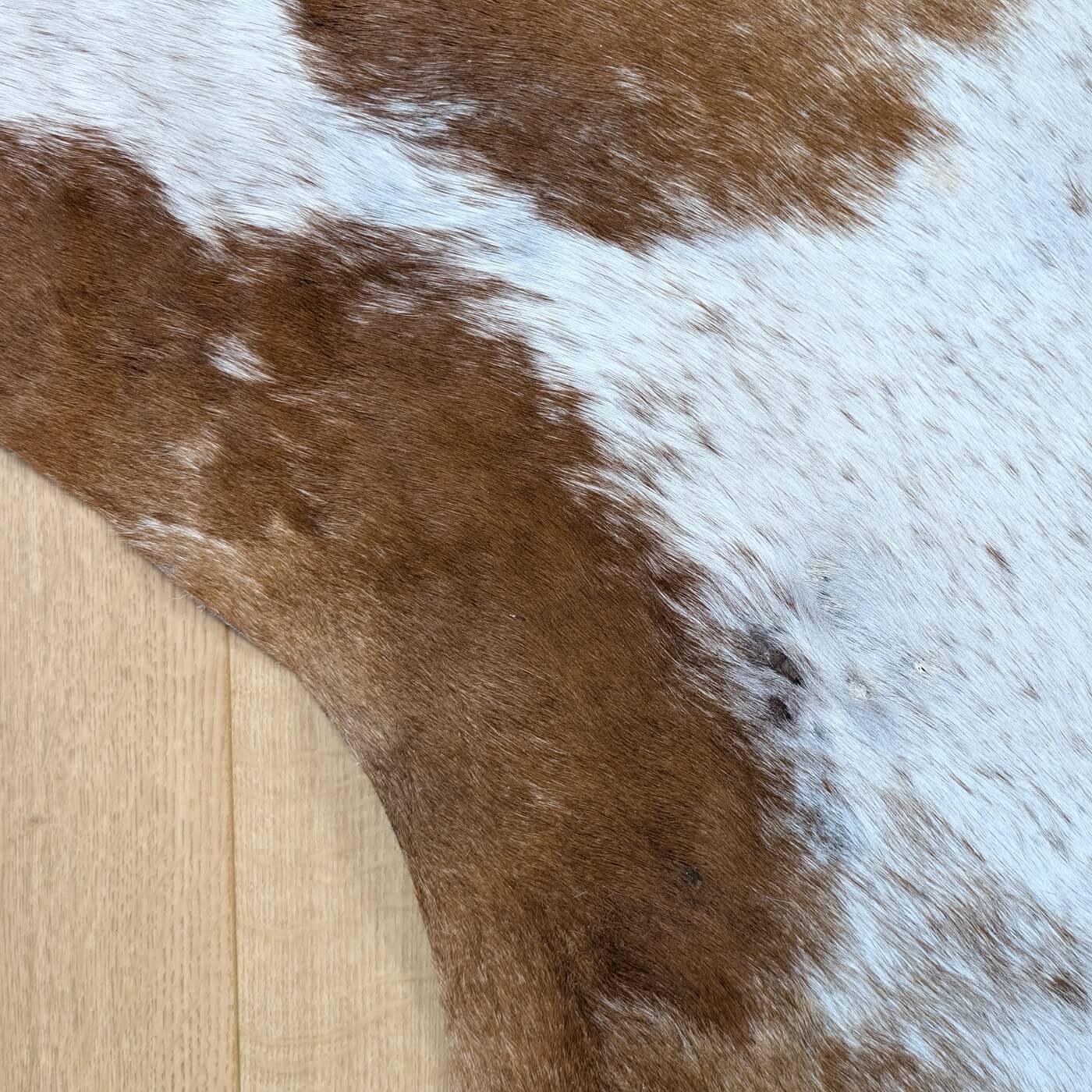 detaliu covor din piele de vaca mbch541 maro cu alb