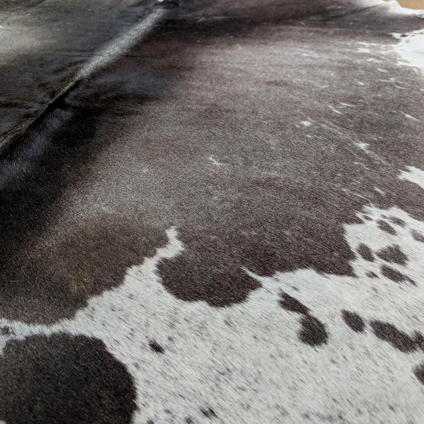covor piele vaca mbch543 maro inchis cu alb in detaliu