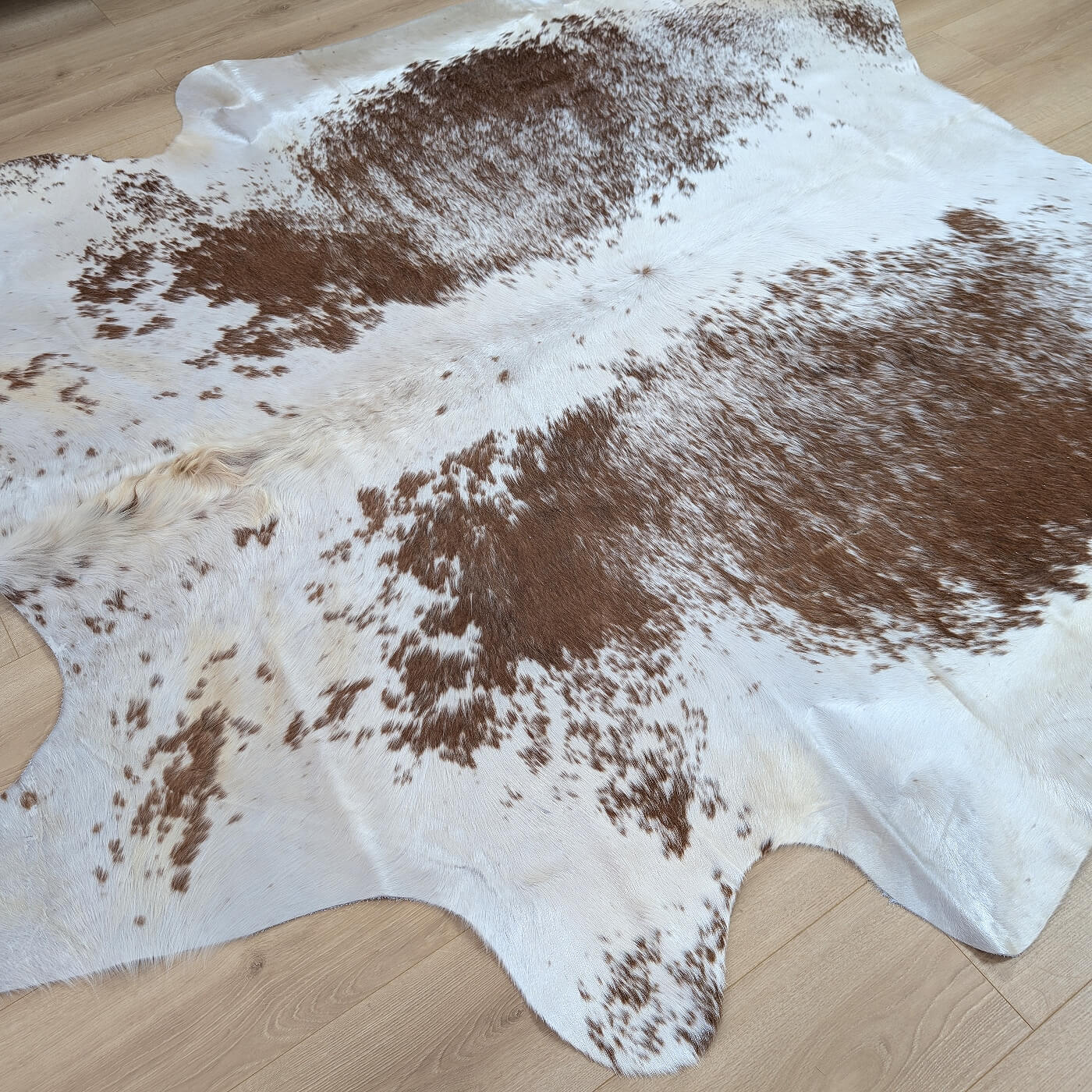 covor din piele de vaca pestrit mbch544 pe parchet
