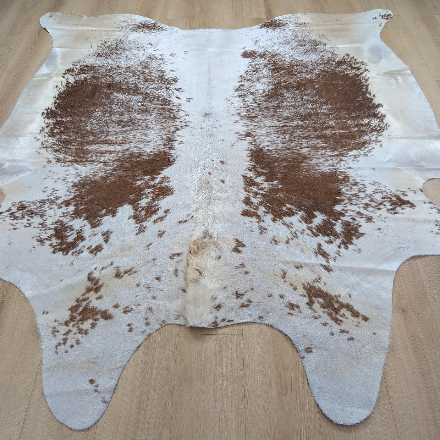 covor din piele de vaca maro cu alb pestrit mbch544