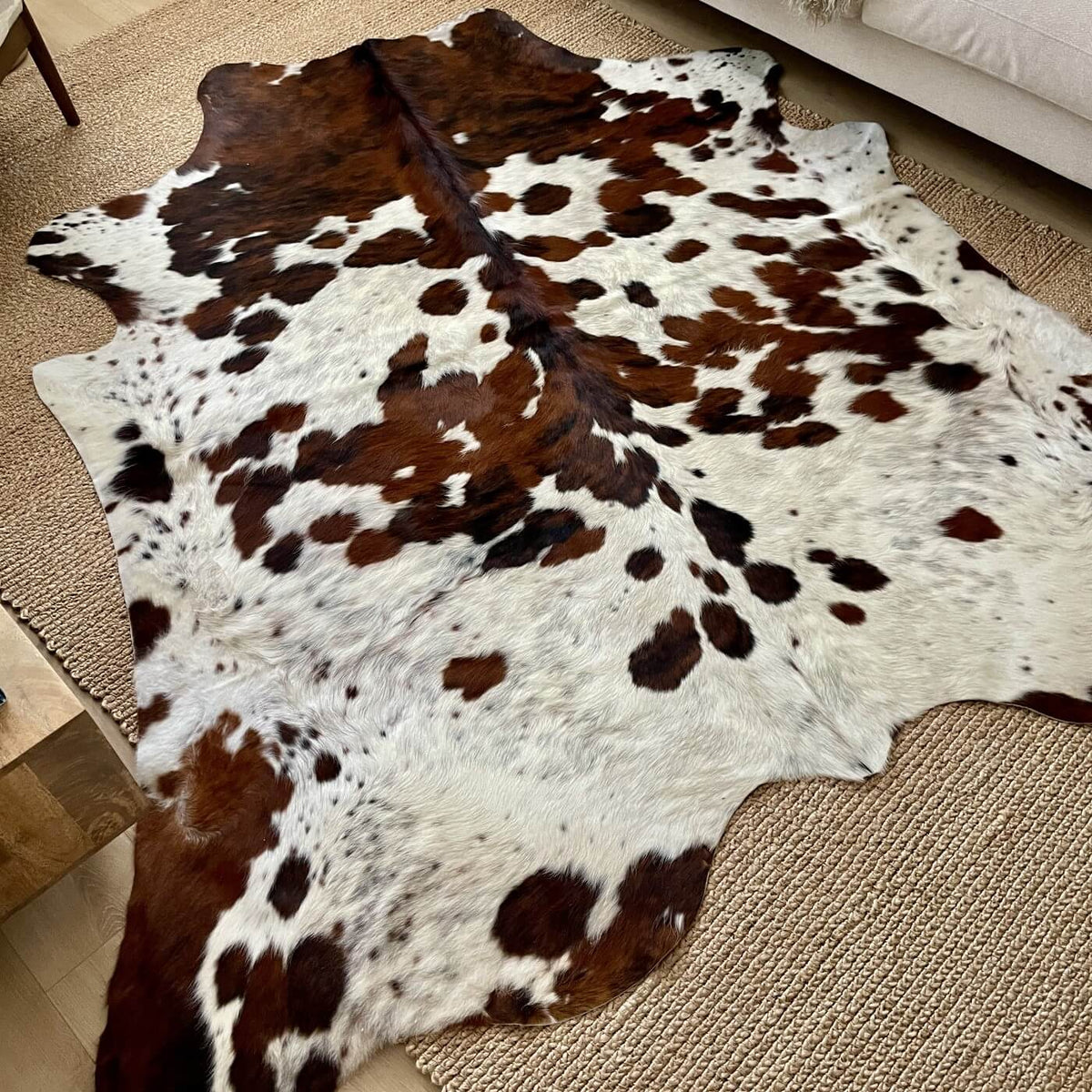 covor premium din piele naturala de vaca cu pete alb si maro mbch548, mango+bloom