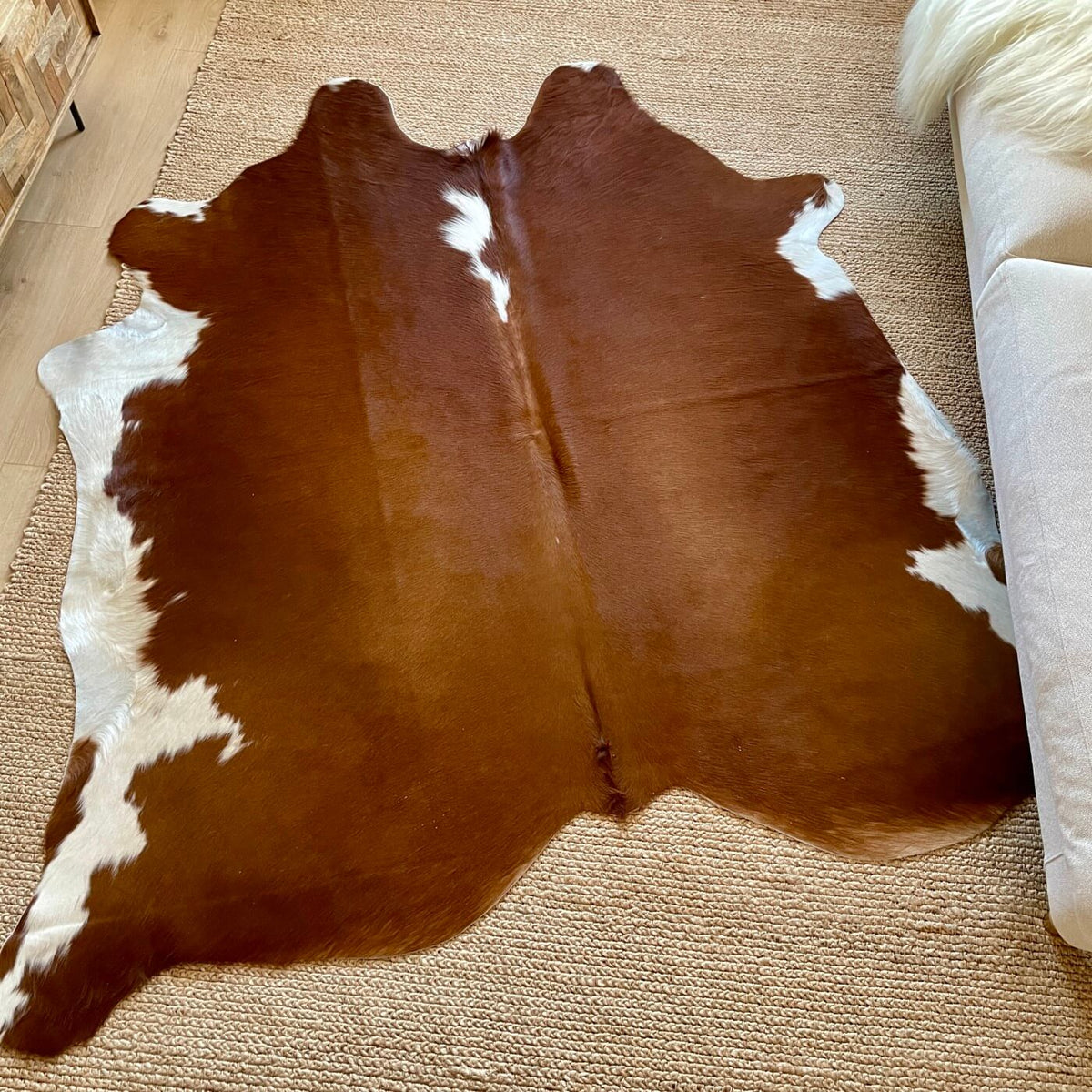 covor din piele naturala de vaca mbch551 de culoare maro cu margini albe