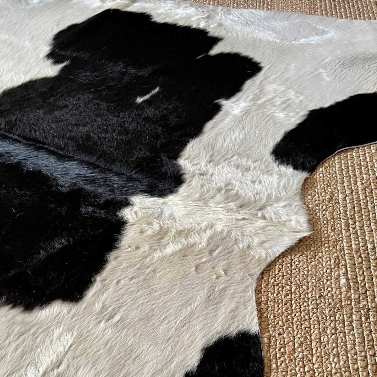 covor din piele naturala de vaca mbch552 in culori alb si negru cu forma asimetrica