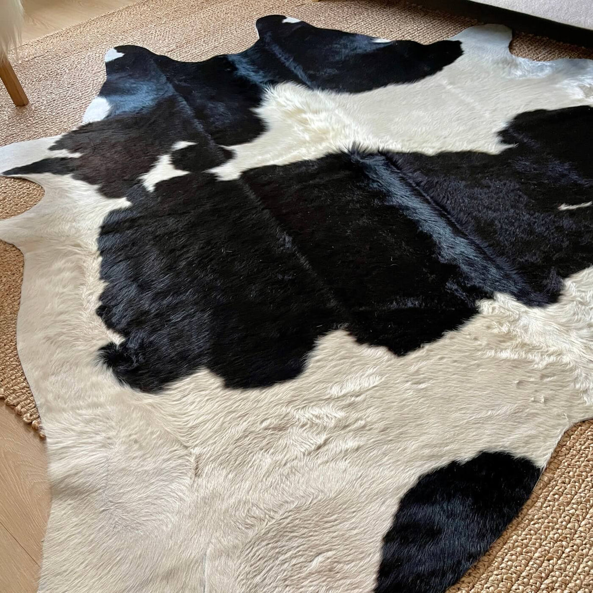 covor din piele naturala de vaca mbch552 in culori clasice alb cu negru yin si yang