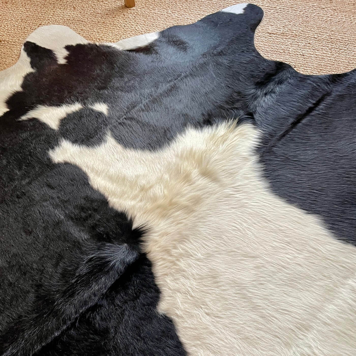 covor pufos din piele naturala de vaca mbch552 in culori alb cu negru