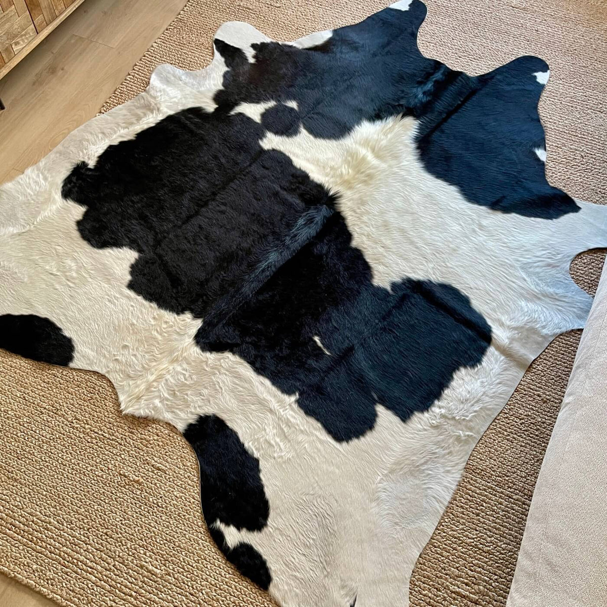 covor din piele naturala de vaca mbch552 in culori alb cu negru