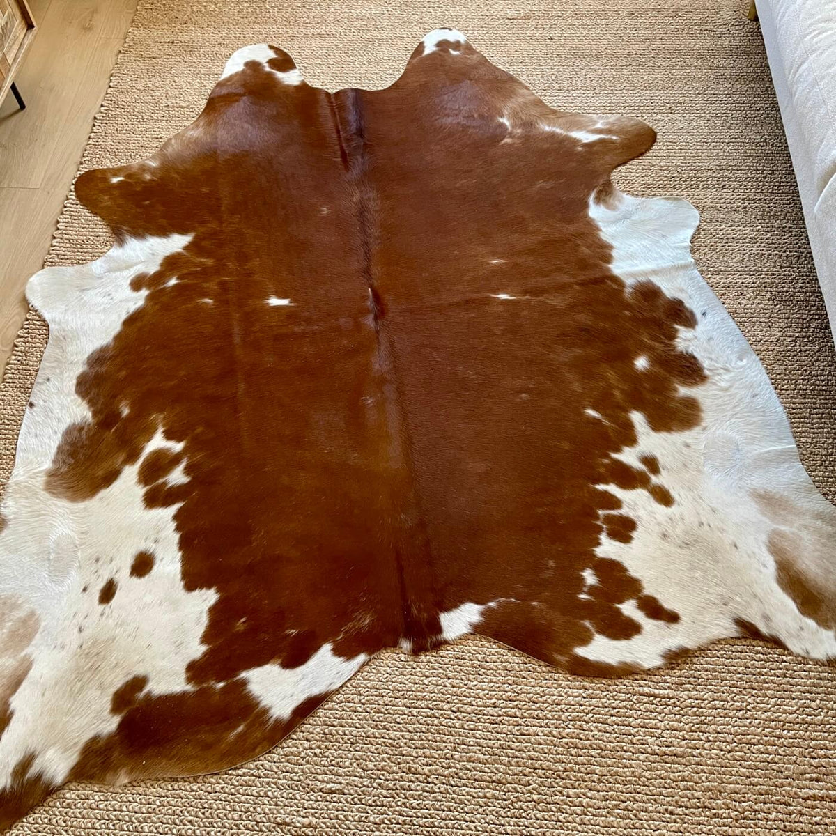 covor din piele naturala de vaca mbch555 in nuante de maro rosiatic si margini albe