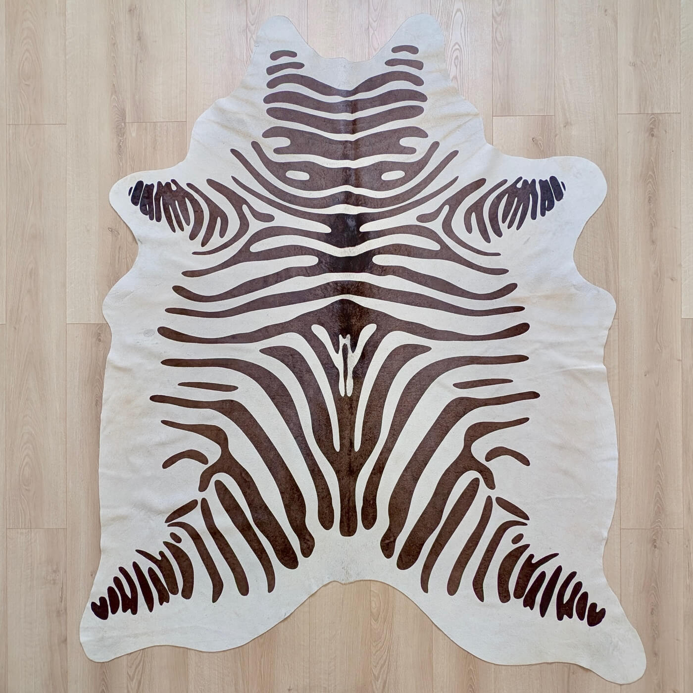 Covor din Piele de Vaca - Imprimeu Zebra (205cm x 175cm) - fundal alb gri cu dungi negre