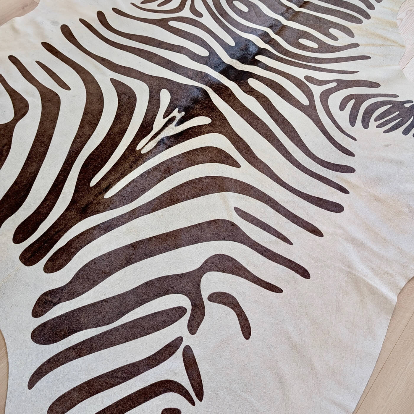 Covor din Piele de Vaca - Imprimeu Zebra (205cm x 175cm) - fundal alb gri cu dungi negre - close up