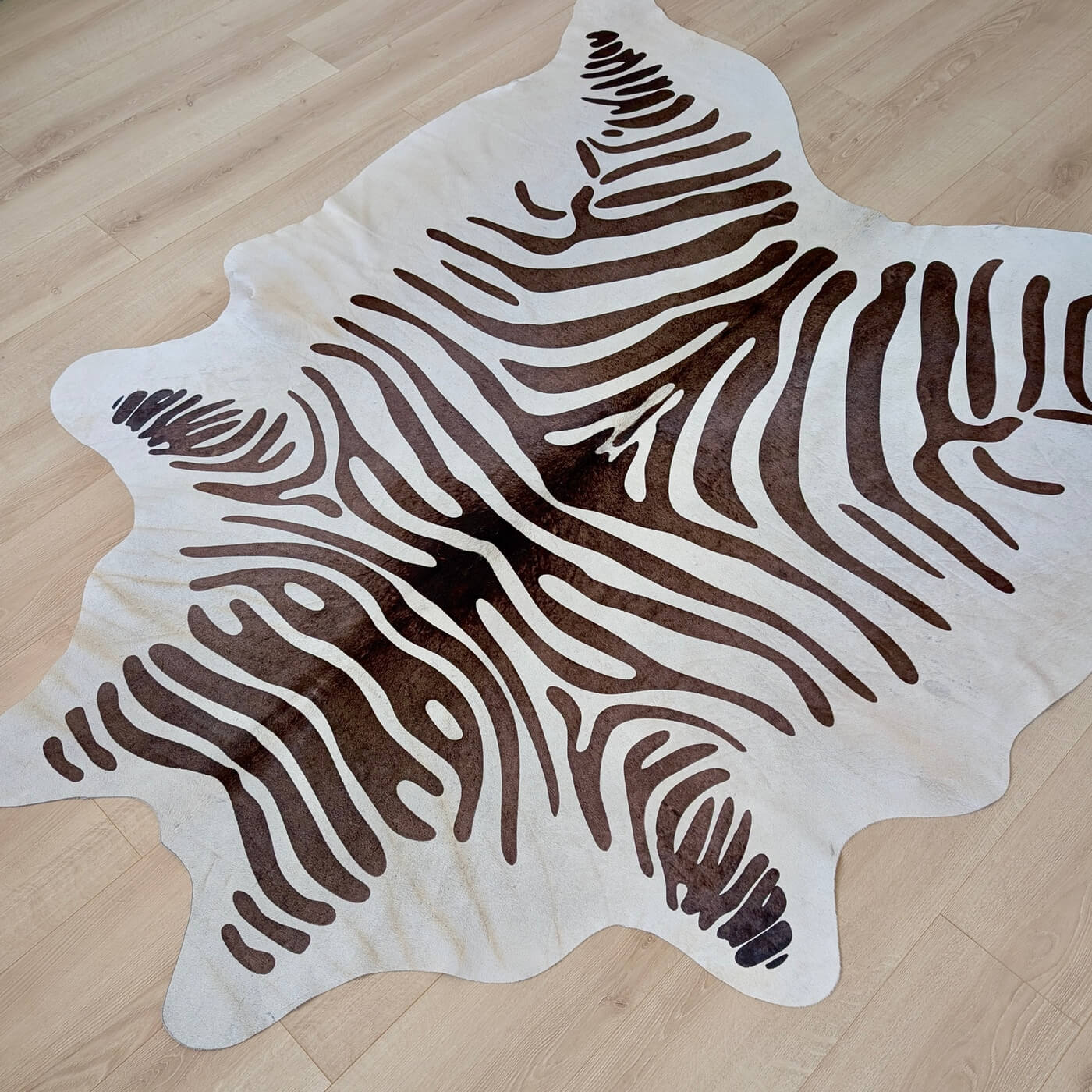 Covor din Piele de Vaca - Imprimeu Zebra (205cm x 175cm) - fundal alb gri cu dungi negre - all