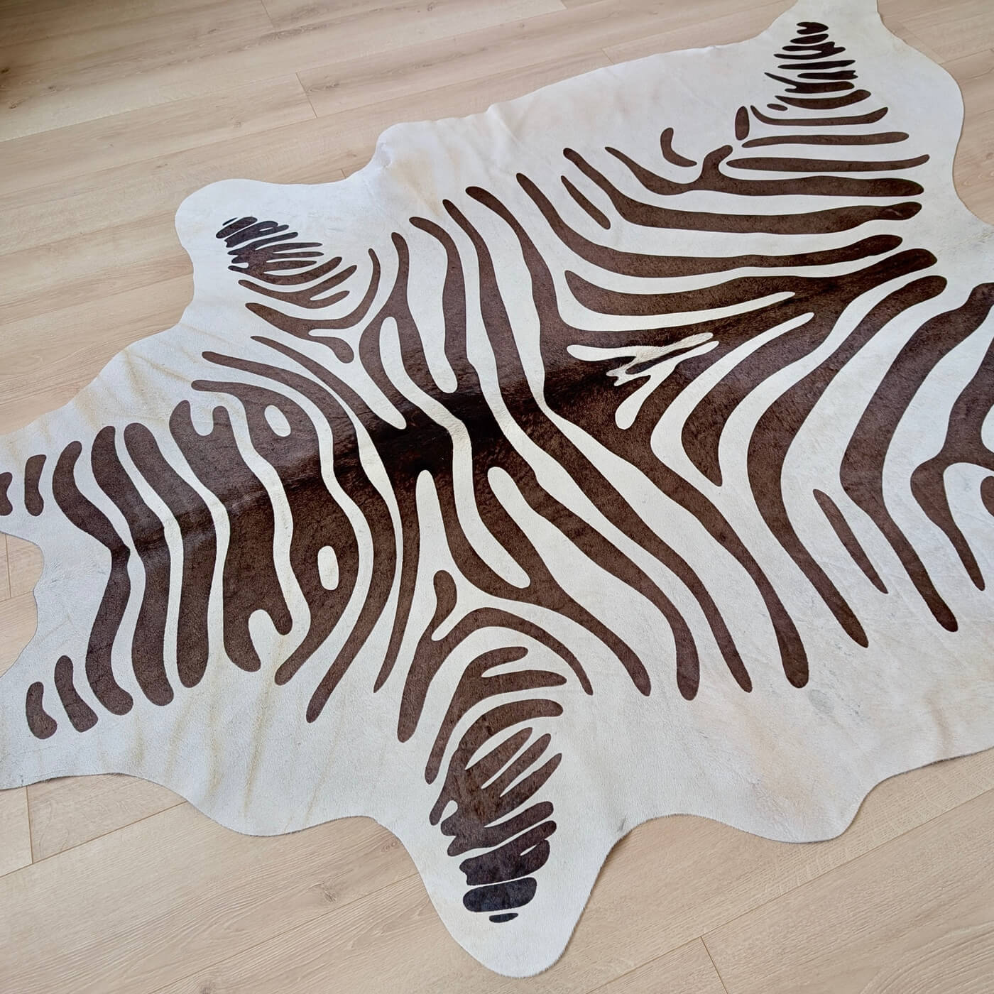 Covor din Piele de Vaca - Imprimeu Zebra (205cm x 175cm) - fundal alb gri cu dungi negre - all2