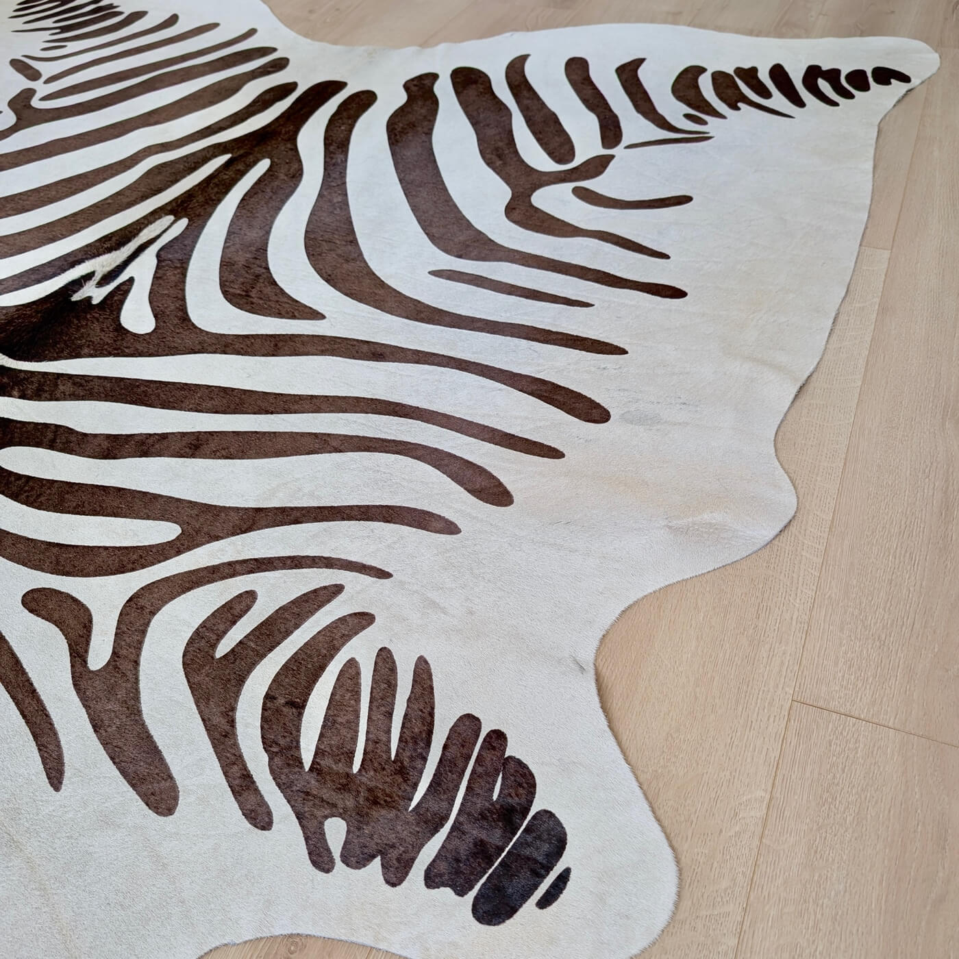 Covor din Piele de Vaca - Imprimeu Zebra (205cm x 175cm) - fundal alb gri cu dungi negre - calitate