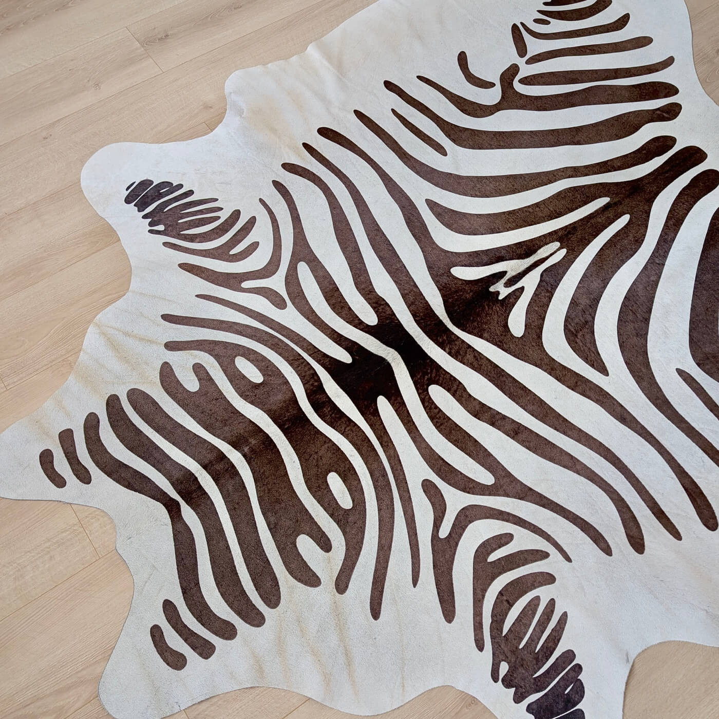 Covor din Piele de Vaca - Imprimeu Zebra (205cm x 175cm) - fundal alb gri cu dungi negre - de sus