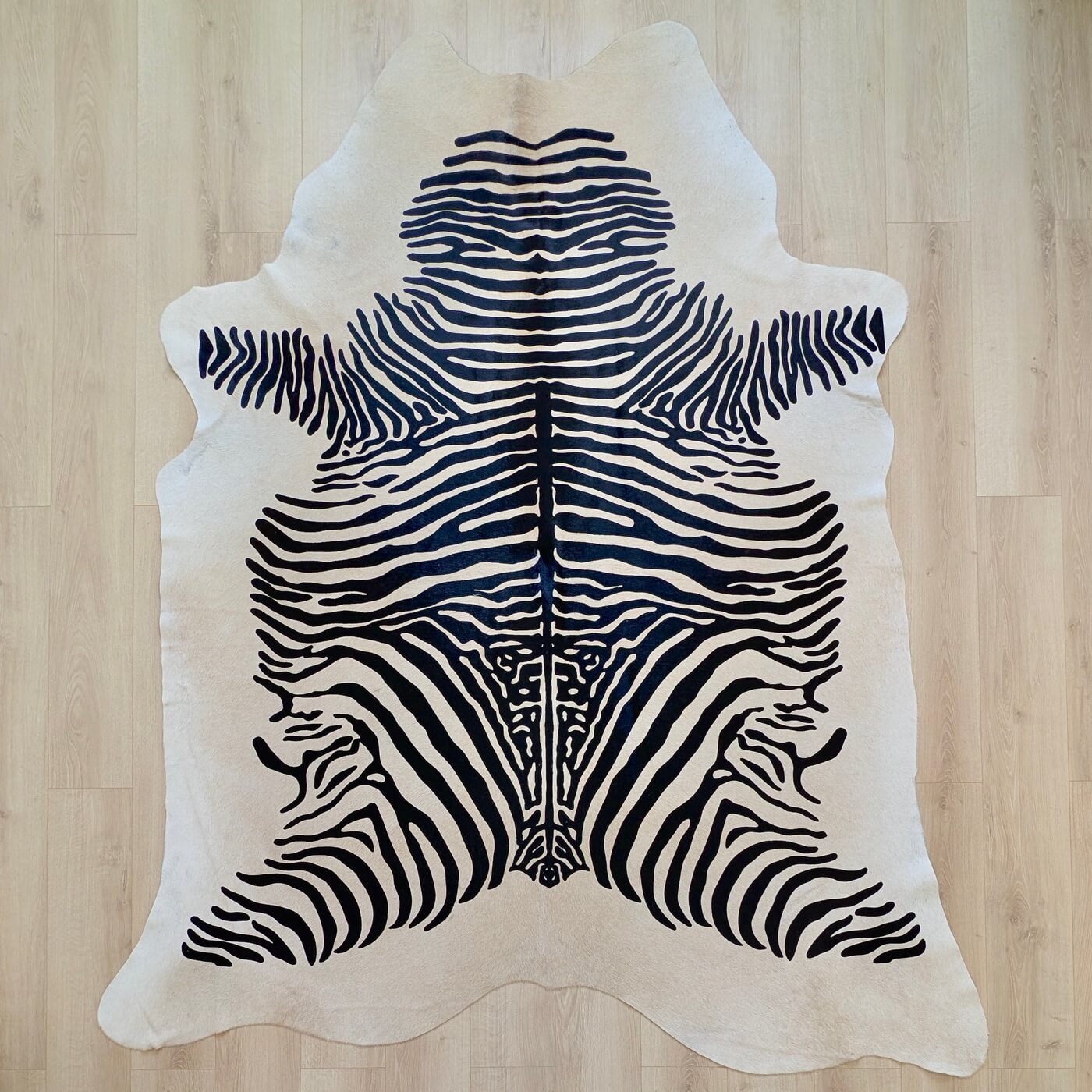 Covor din Piele de Vacă - Animal Print - Imprimeu Zebră (240x200 cm) - fundal bej cu dungi negre - mărime XXL