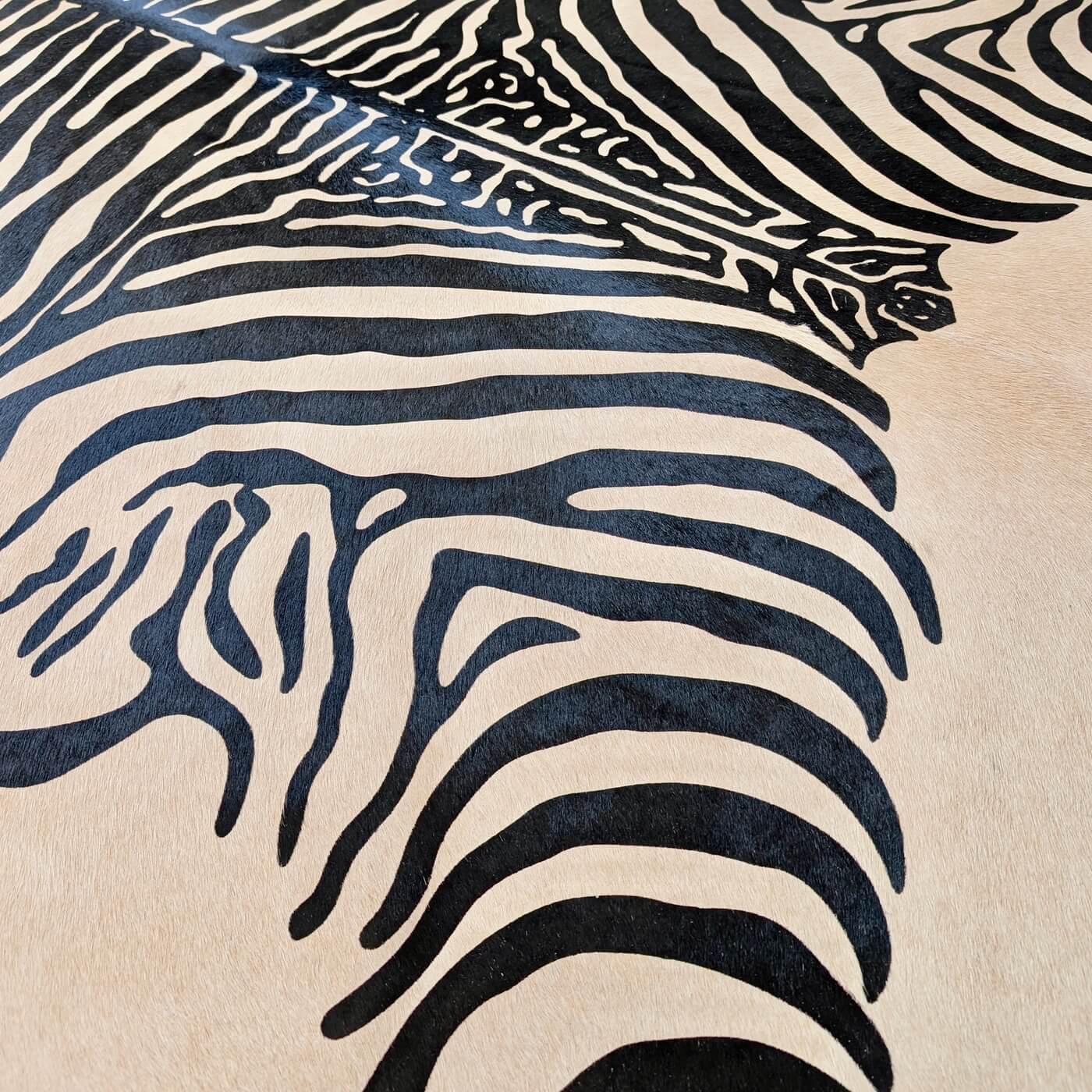 Covor din Piele de Vacă - Animal Print - Imprimeu Zebră (240x200 cm) - fundal bej cu dungi negre - close up stripes
