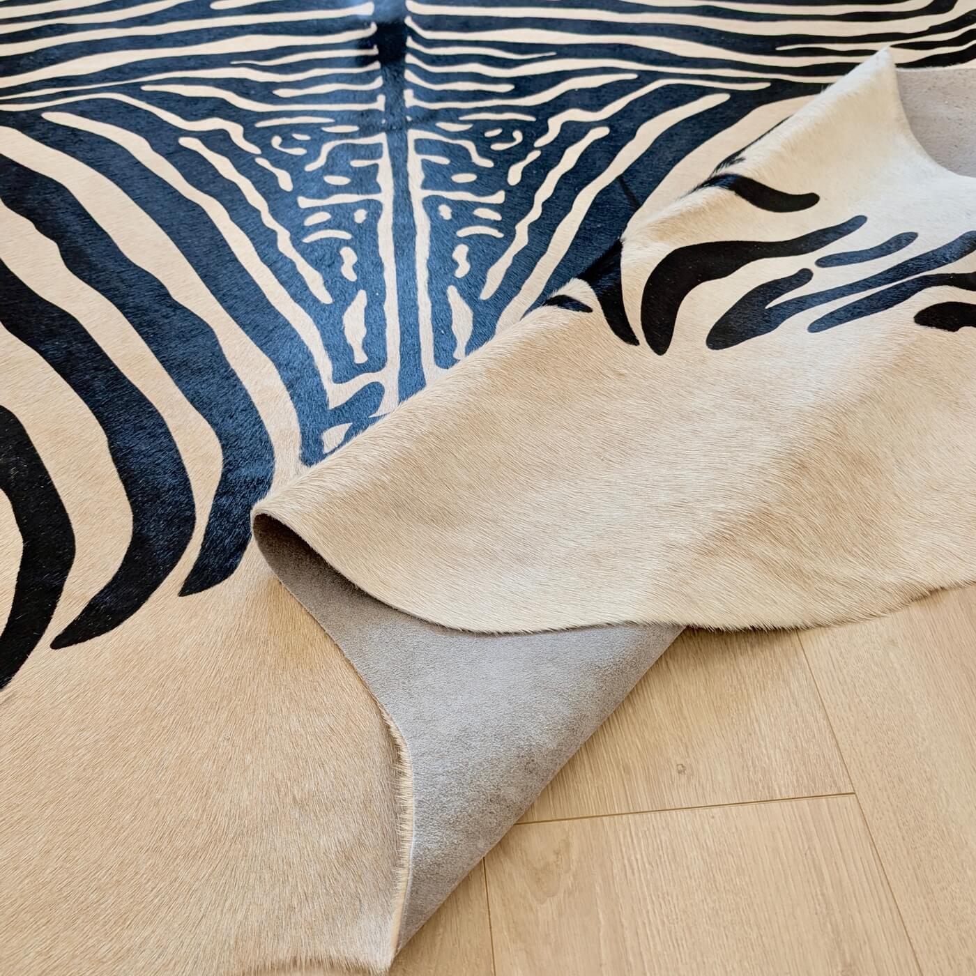 Covor din Piele de Vacă - Animal Print - Imprimeu Zebră (240x200 cm) - fundal bej cu dungi negre - calitate