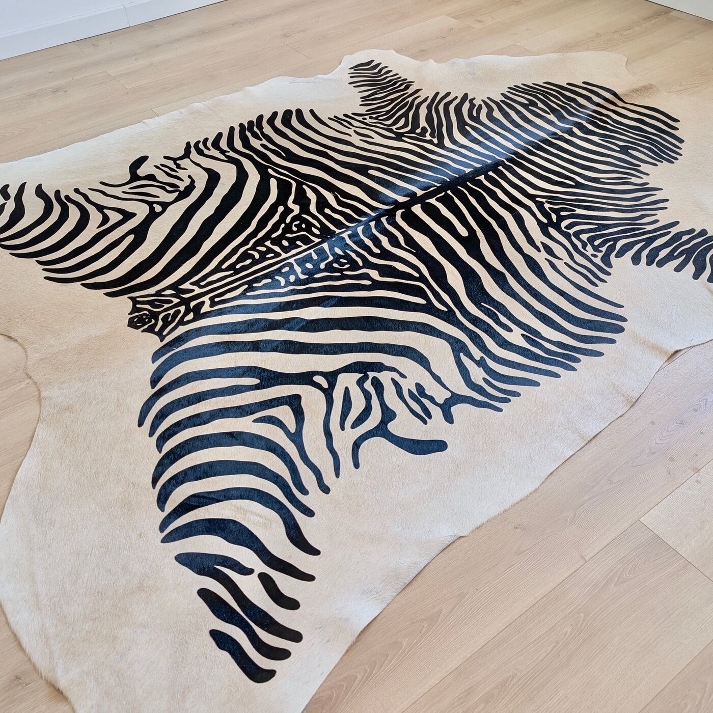 Covor din Piele de Vacă - Animal Print - Imprimeu Zebră (240x200 cm) - fundal bej cu dungi negre - decor living