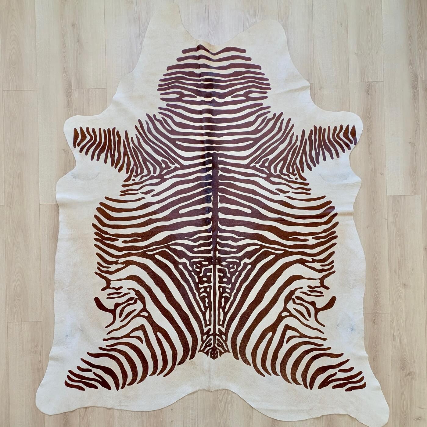 Covor din Piele de Vacă - Animal Print - Imprimeu Zebră (230x195 cm) pe un fundal de bej deschis cu dungi negre