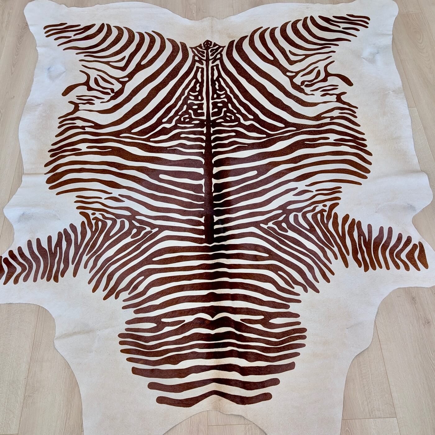 Covor din Piele de Vacă - Animal Print - Imprimeu Zebră (230x195 cm) pe podea intins