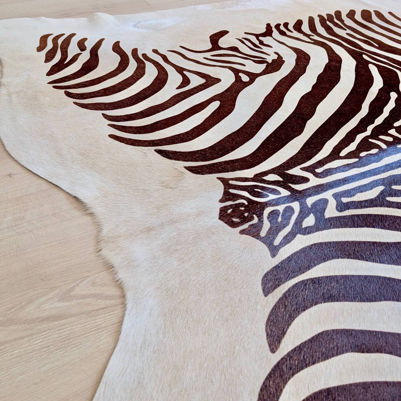 Covor din Piele de Vacă - Animal Print - Imprimeu Zebră (230x195 cm) pe un fundal de bej deschis cu dungi negre - zoom