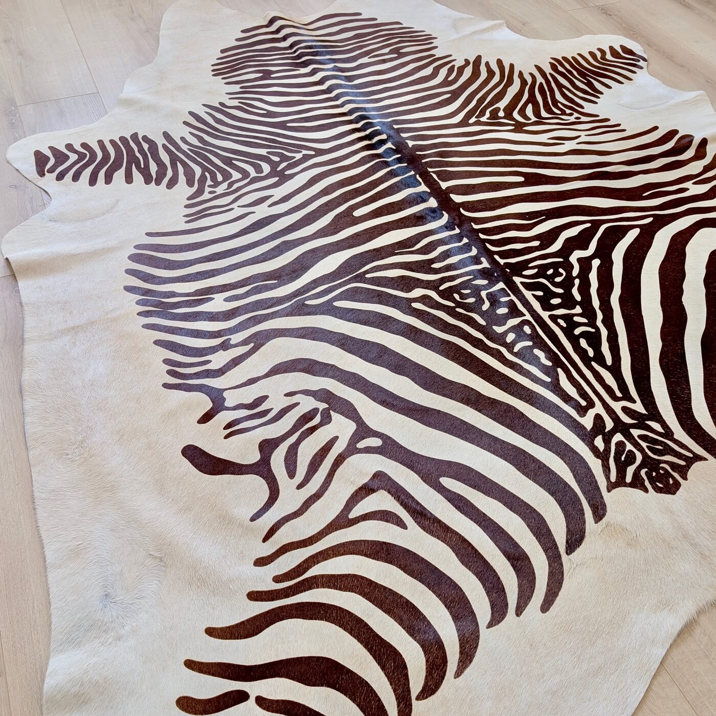Covor din Piele de Vacă - Animal Print - Imprimeu Zebră (230x195 cm) pe un fundal de bej deschis cu dungi negre - close up