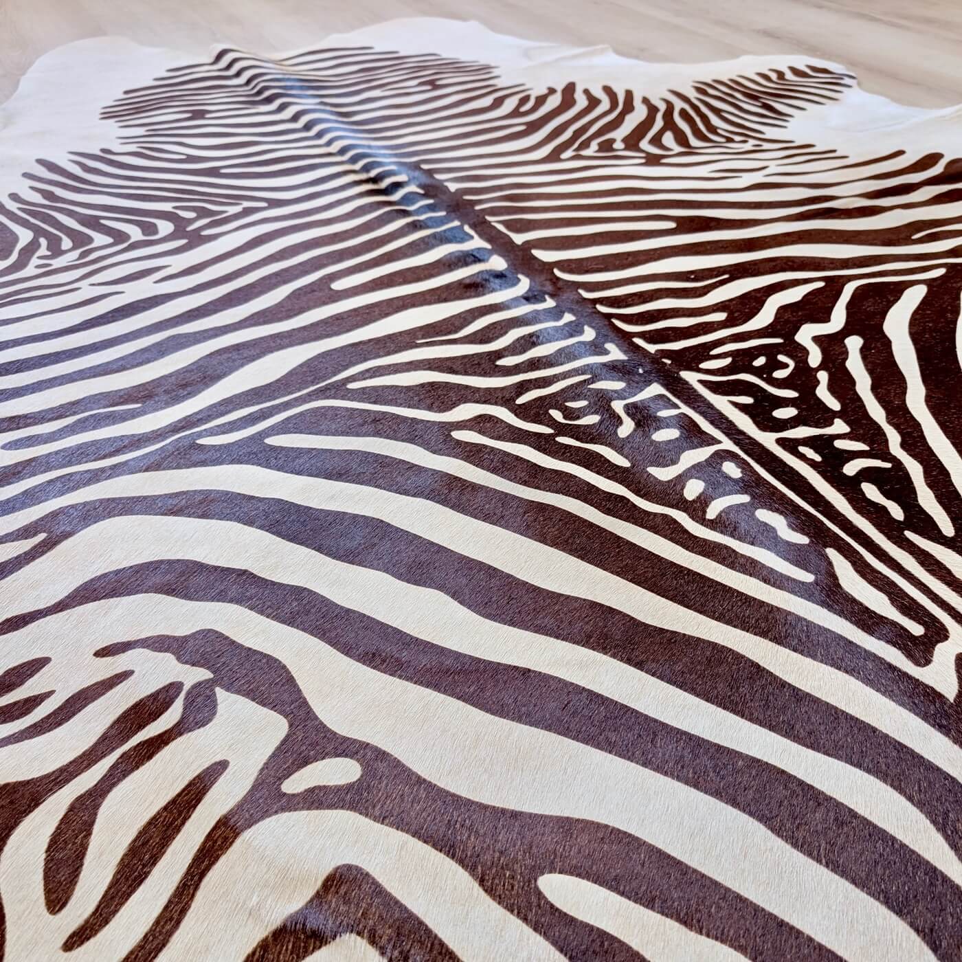 Covor din Piele de Vacă - Animal Print - Imprimeu Zebră (230x195 cm) pe un fundal de bej deschis cu dungi negre - dungi