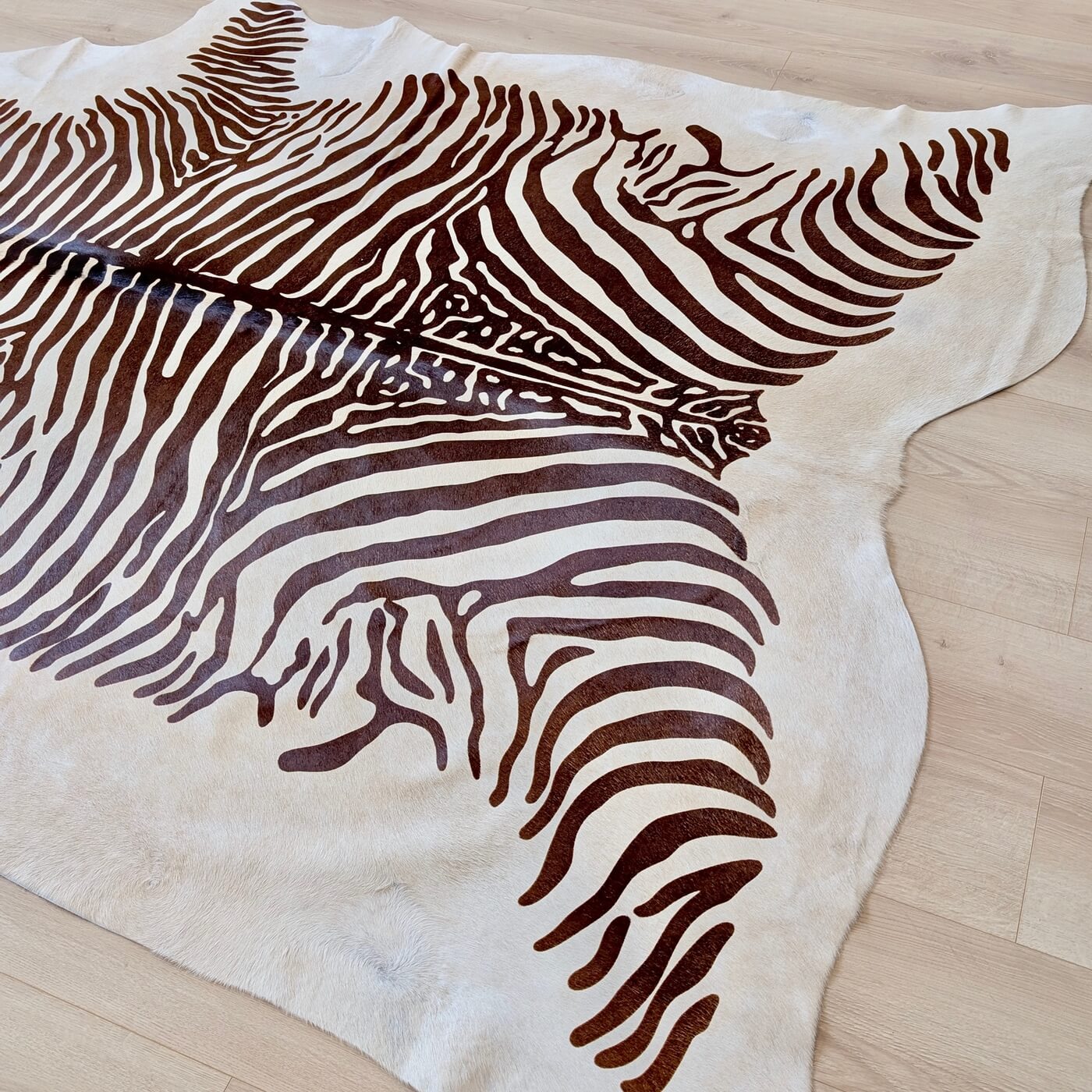 Covor din Piele de Vacă - Animal Print - Imprimeu Zebră (230x195 cm) pe podea