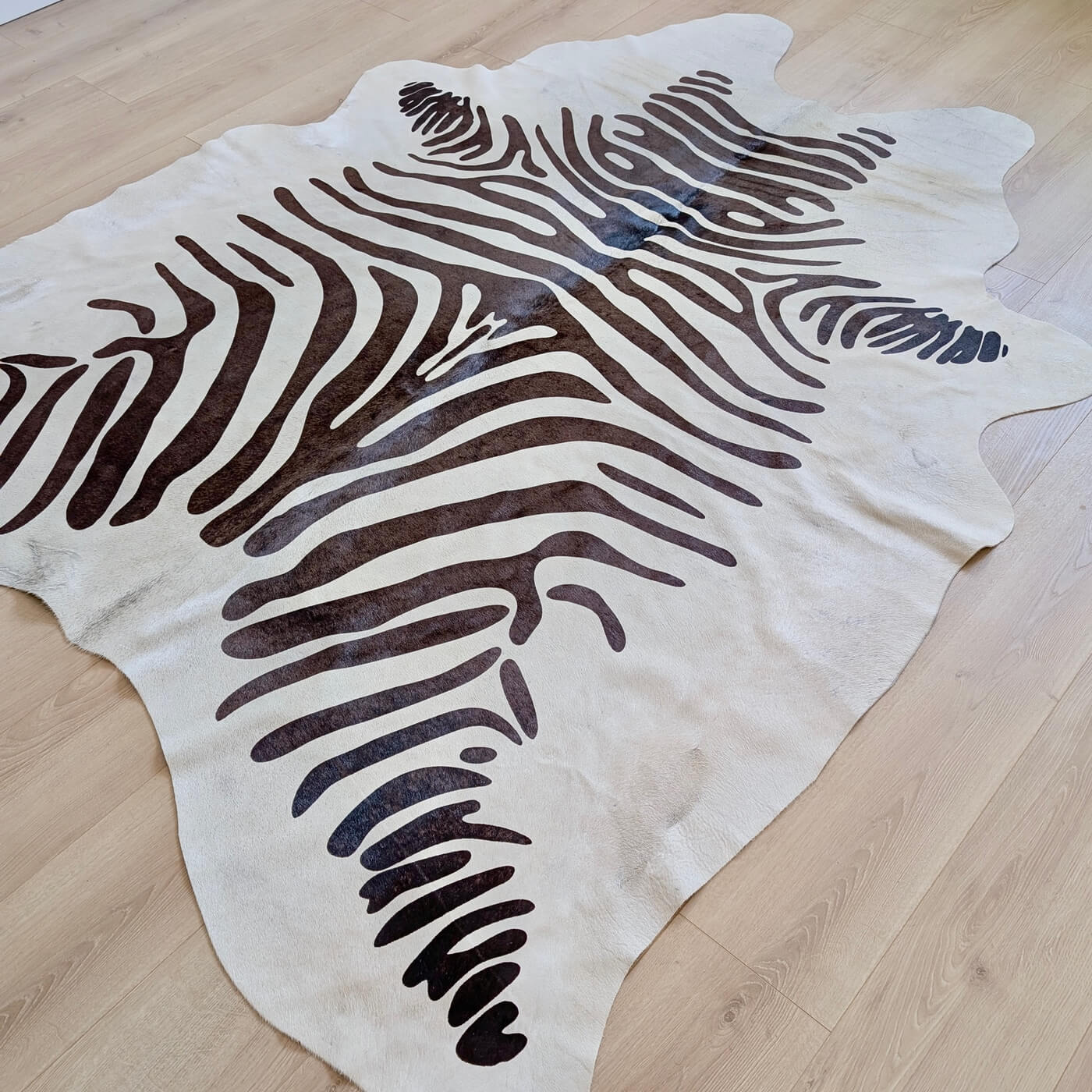 Covor din Piele de Vacă - Animal Print - Imprimeu Zebră (215x180 cm) - pe podea