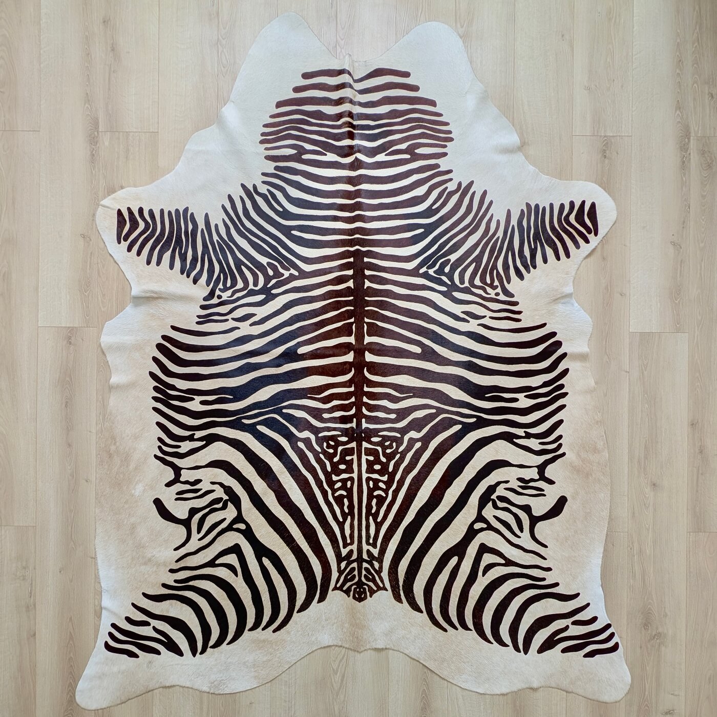 Covor din Piele de Vacă - Animal Print - Imprimeu Zebră (220x180 cm) - dungi negre de zebra